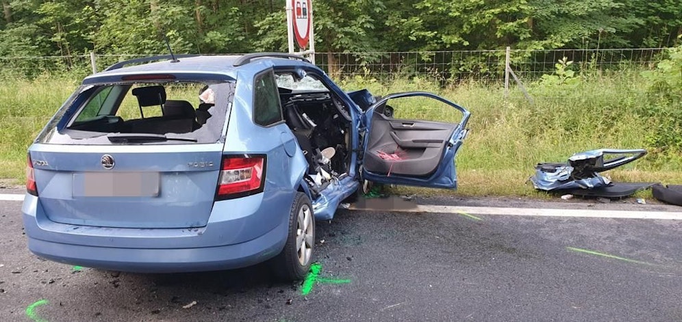 Der Pkw donnerte in einen Lkw.