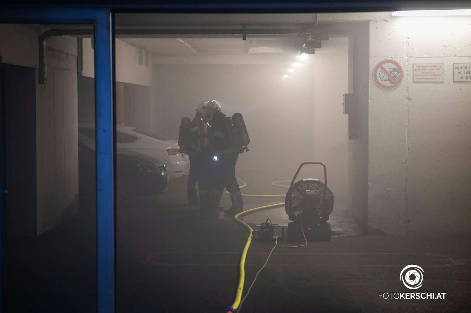 Die Feuerwehren Pregarten, Selker Neustadt und Pregartsdorf wurden am Donnerstag um 21.00 Uhr zu einem Kellerbrand alarmiert. Dank des schnellen Eingreifens der Anwohner konnten erste Löschmaßnahmen ergriffen werden, um die Ausbreitung des Feuers zu verhindern.