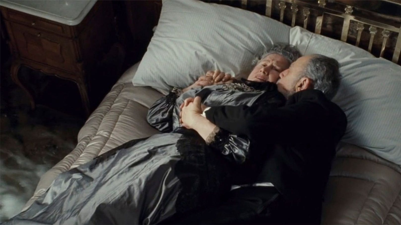 Im Hollywood-Drama legt sich das Millionärspaar Ida und Isidor Straus ins Bett, um auf den Tod zu warten.