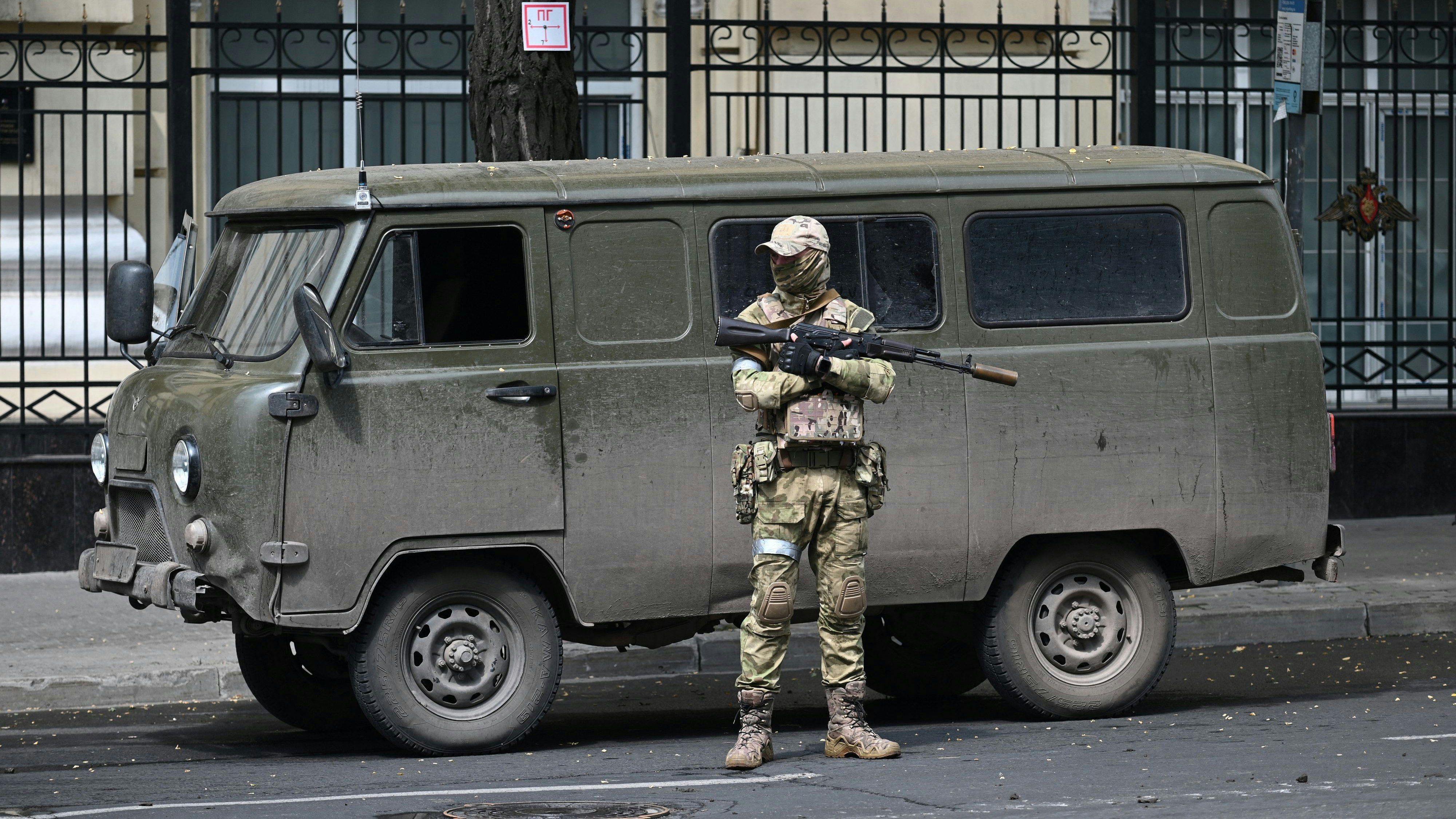 A fighter of Wagner private mercenary group stands guard in a street near the headquarters of the Southern Military District in the city of Rostov-on-Don, Russia, June 24, 2023. REUTERS/Stringer