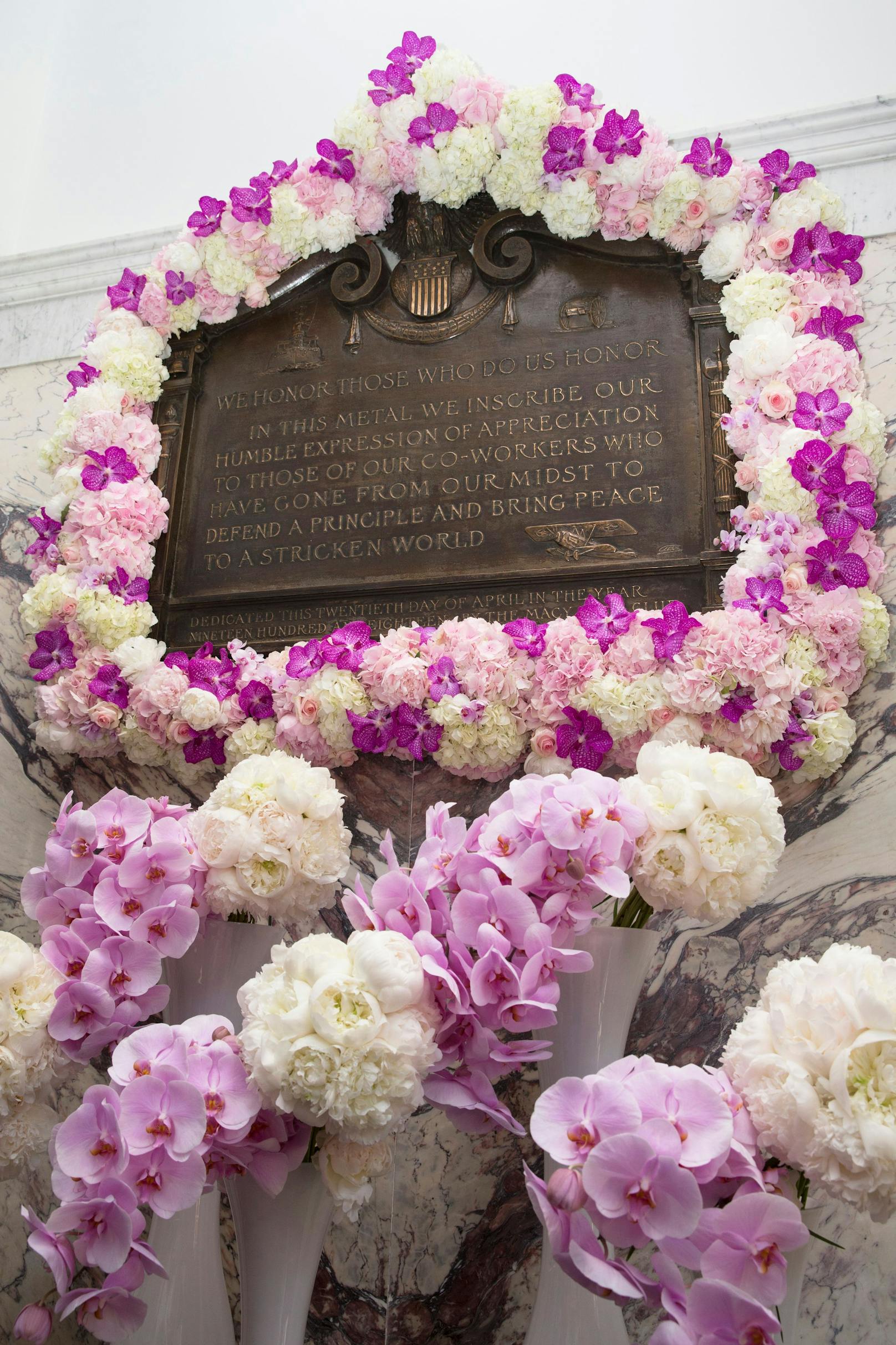 An der Beerdigung von Isidor Straus auf dem Beth-El-Friedhof in Brooklyn sollen 40.000 Menschen teilgenommen haben. Er wurde ohne seine Ida bestattet. Doch eine Inschrift am privaten Straus-Mausoleum auf dem Woodlawn-Friedhof, in das Isidor Straus 1928 verlegt wurde, erinnert an die große Liebe der beiden. "Viele Wasser können die Liebe nicht löschen. Genauso wenig können die Fluten sie ertränken."