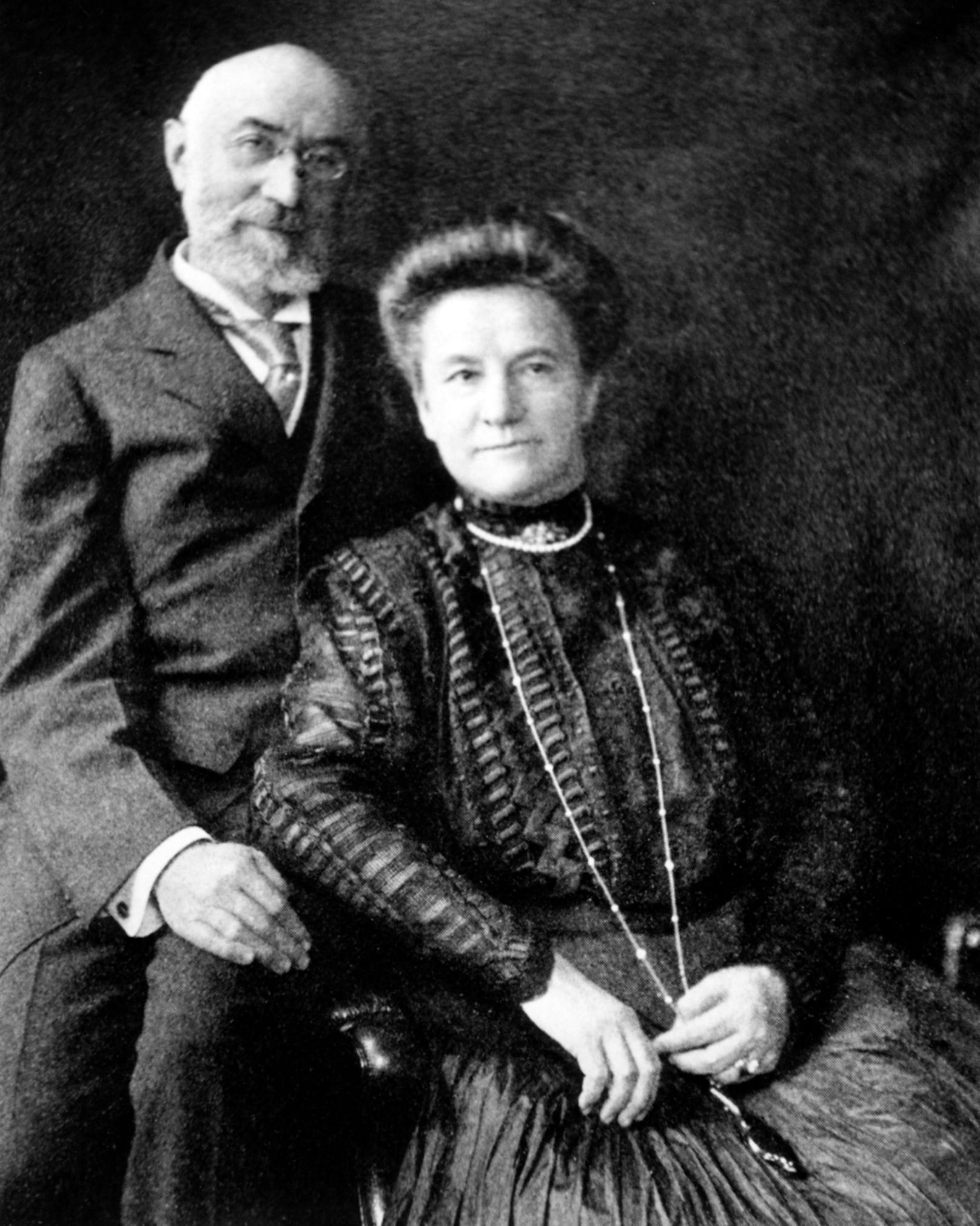 Ida und Isidor Straus zählten nicht nur zu den reichsten Passagieren an Bord der Titanic, sondern auch zu den reichsten Amerikanern. Beide stammten aus Deutschland und kamen mit ihren Familien schon als Kinder in die Vereinigten Staaten.