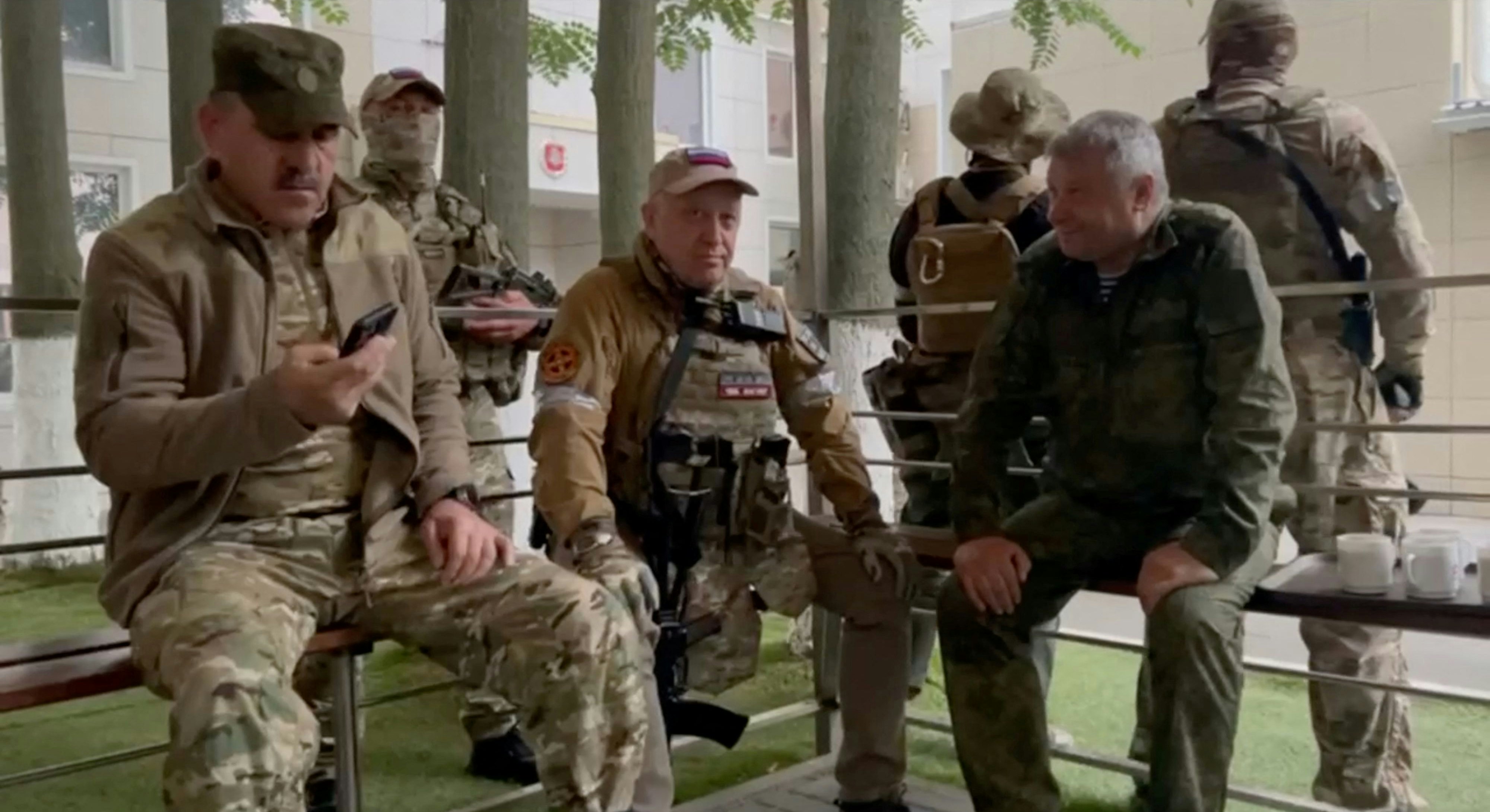 Söldner-Chef Jewgeni Prigoschin (M.) bei einem Treffen mit dem stellvertretenden russischen Verteidigungsminister Junus-Bek Jewkurow (l.) und dem stellvertretenden Generalstabschef Wladimir Alexejew.