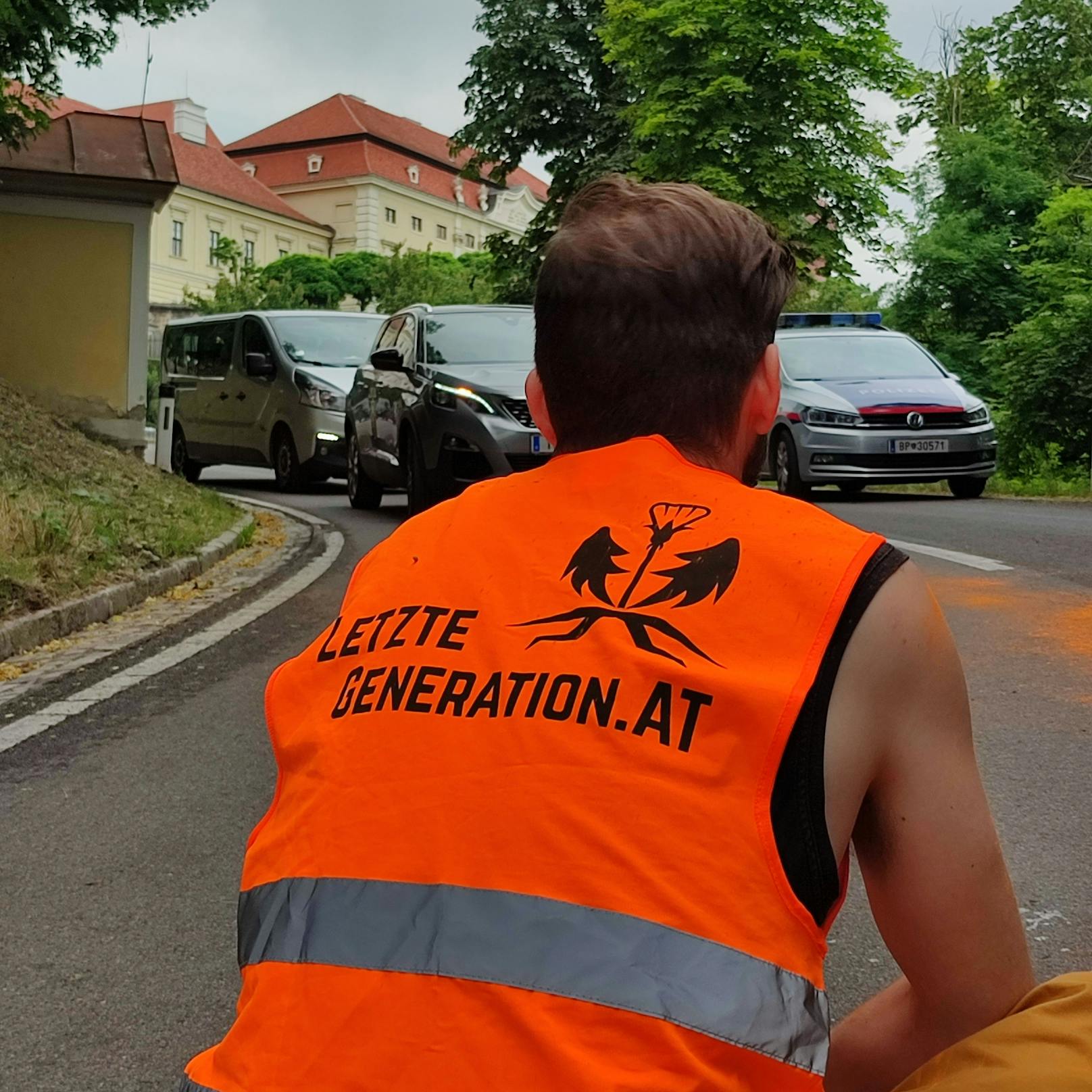 Klima-Kleber der Letzten Generation bei einer Straßenblockade in Göttweig (NÖ) am 24. Juni 2023.