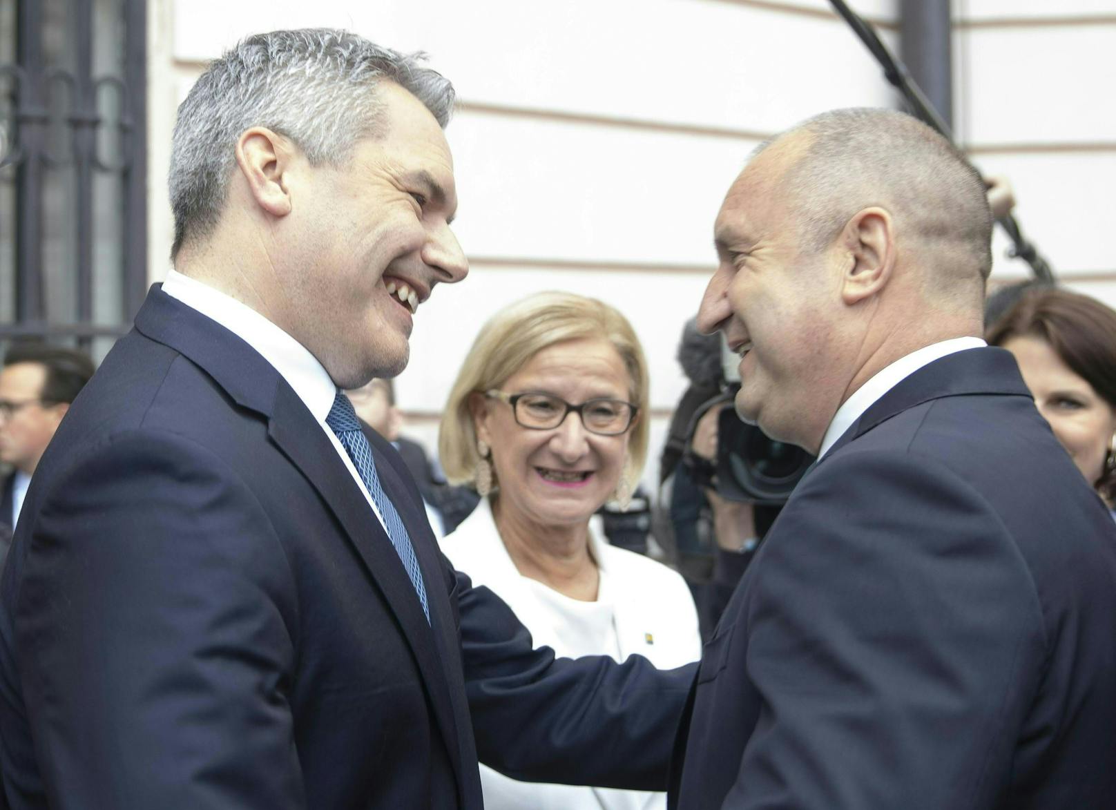 (v.l.) Bundeskanzler <strong>Karl Nehammer</strong> (ÖVP), NÖ-Landeshauptfrau <strong>Johanna Mikl-Leitner</strong> (ÖVP) und der bulgarische Präsident <strong>Rumen Radew</strong>.