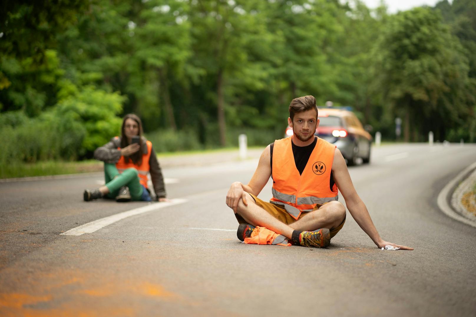 Klima-Kleber der Letzten Generation bei einer Straßenblockade in Göttweig (NÖ) am 24. Juni 2023.