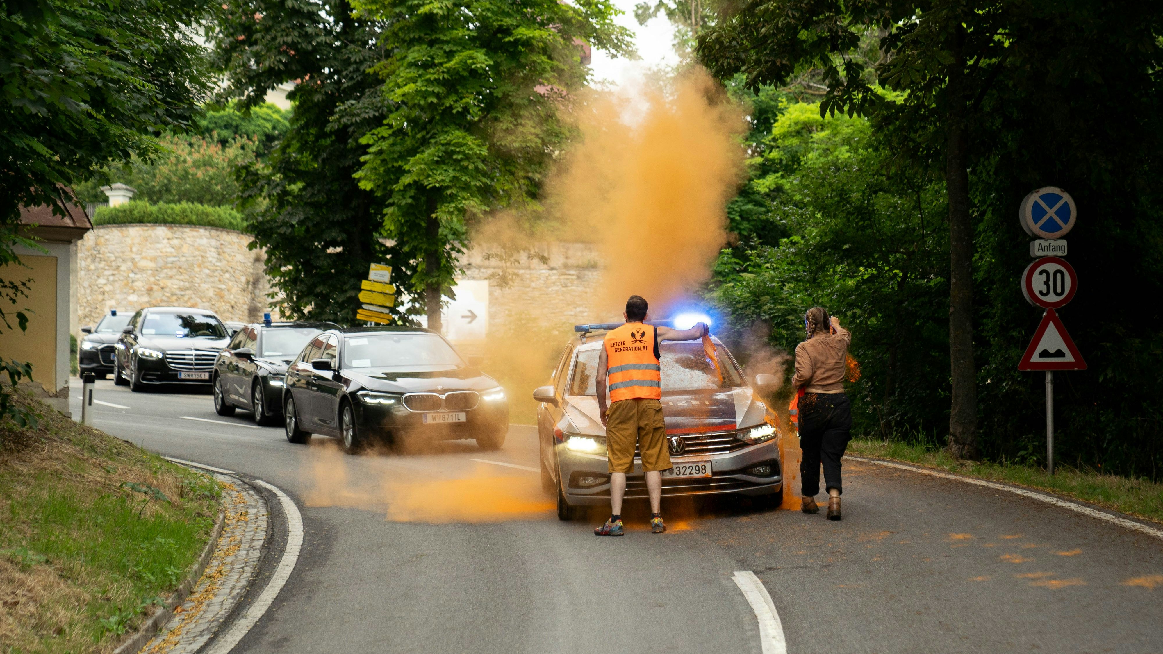 Klima-Kleber der Letzten Generation bei einer Straßenblockade in Göttweig (NÖ) am 24. Juni 2023.
