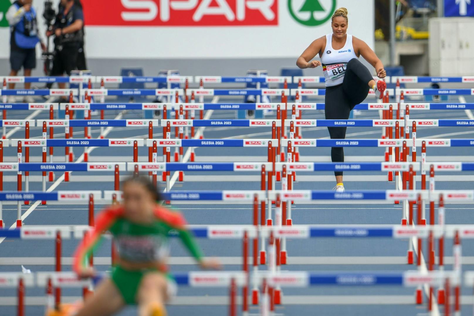 Boumkwo steigt gemächlich über die Hürden, die ihre Konkurrentinnen im Vollsprint nehmen.