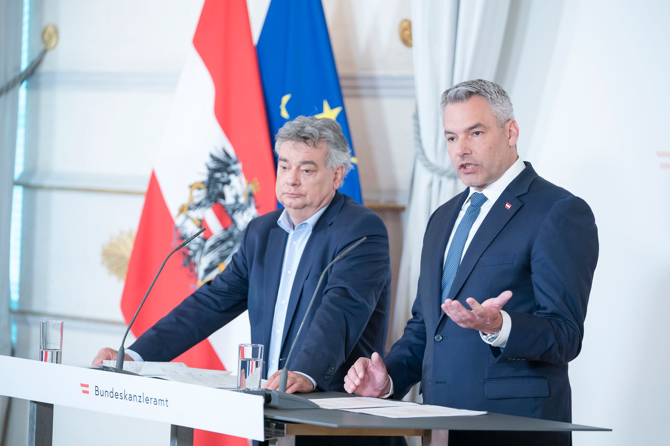 An der Sitzung nehmen neben Kanzler Karl Nehammer und Vizekanzler Werner Kogler auch Verteidigungsministerin Klaudia Tanner, Außenminister Alexander Schallenberg und Innenminister Gerhard Karner teil.