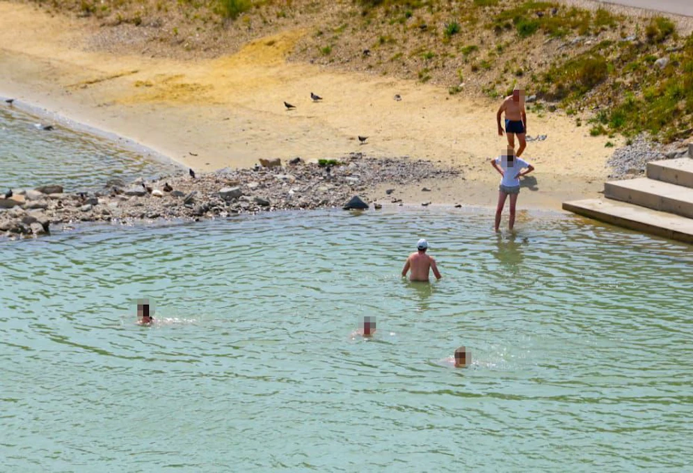 In der Donau in Urfahr suchen Linzer Abkühlung.