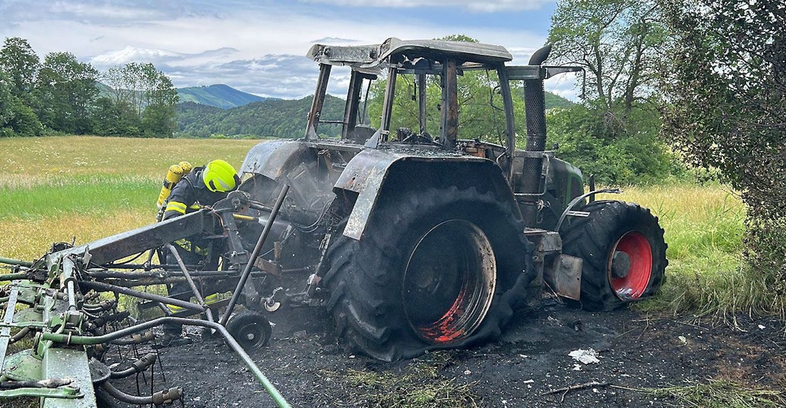 Familienangehörige versuchten, das Feuer mit zwei Handfeuerlöschern ...