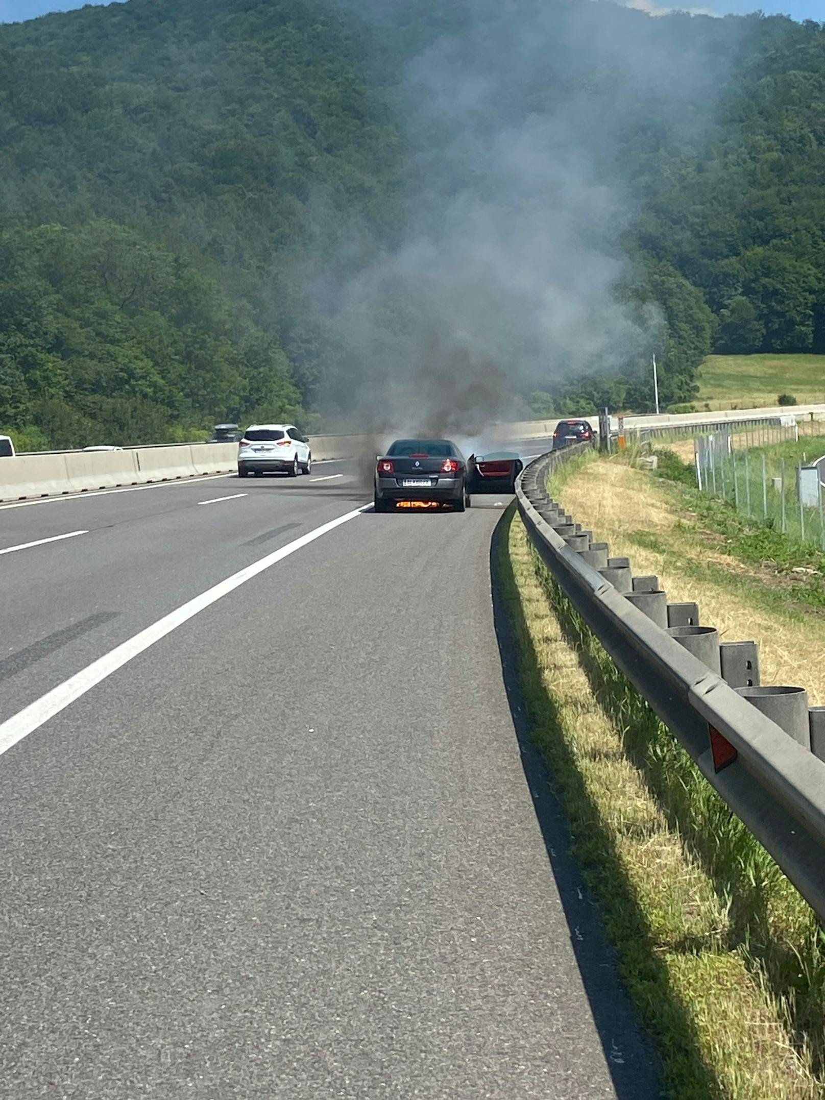 Mitten auf der Autobahn fing ein Fahrzeug plötzlich zu brennen an.