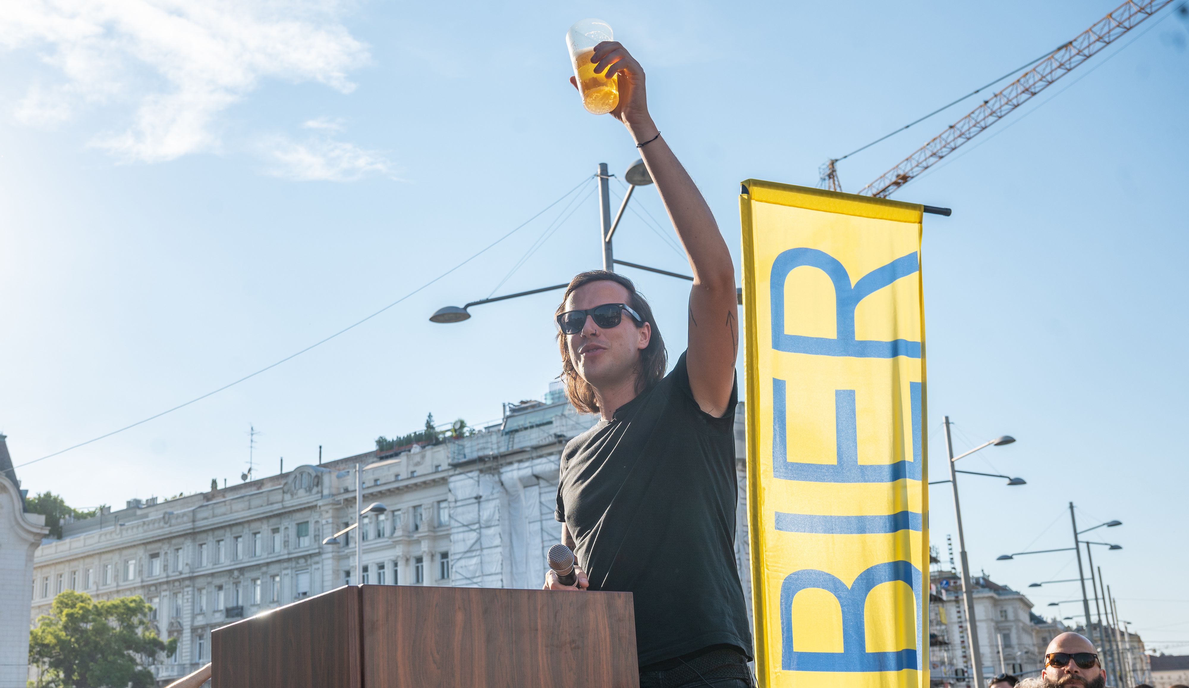 Wären am Sonntag Wahlen, würde die Bierpartei mit 11 Prozent eindeutig in den Nationalrat einziehen