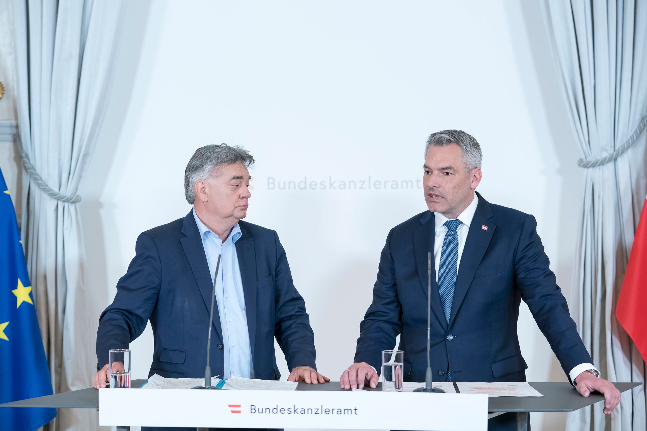 Bundeskanzler Karl Nehammer (VP) und Vize Werner Kogler (Grüne) sind im Visier der Roten.