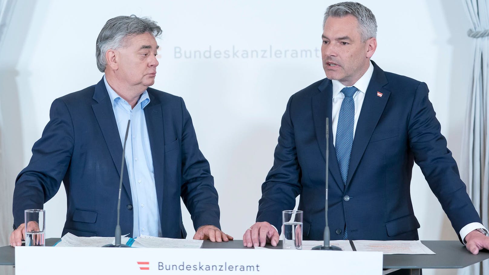 Bundeskanzler Karl Nehammer (VP) und Vize Werner Kogler (Grüne) sind im Visier der Roten.