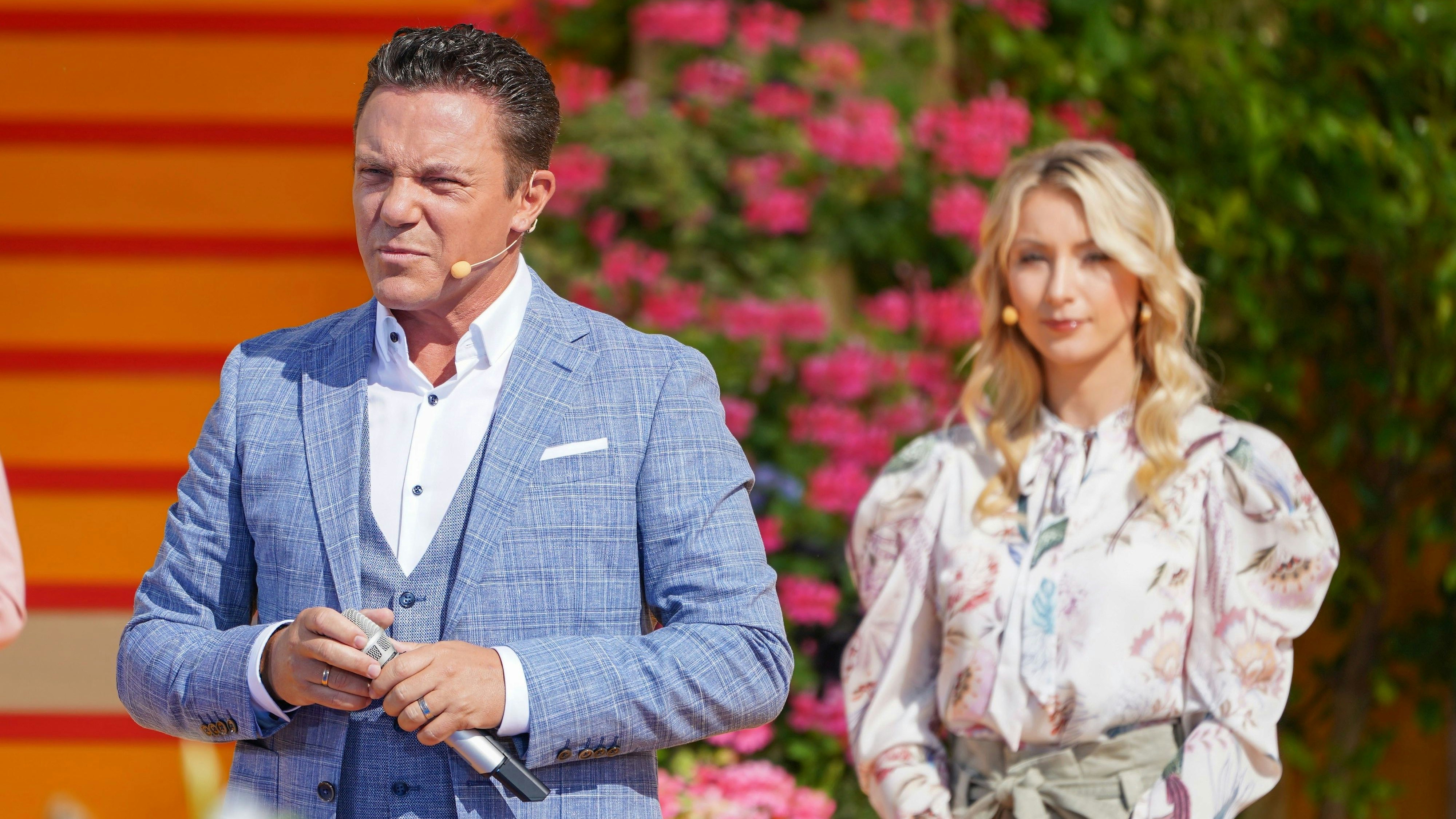 Download von www.picturedesk.com am 25.06.2023 (16:32).  ACT action_36327914 -- Stefan Mross, Anna Carina Woitschack ( Mross ) - Unterhaltungsshow Immer wieder sonntags - Staffel 6.ARD Live Fernsehunterhaltungsshow Immer wieder sonntags vor 400 Livebesuchern Deutschland, Rust, Europapark, 18.07.2021 - 20210718_PD11091 - Rechteinfo: Rights Managed (RM)