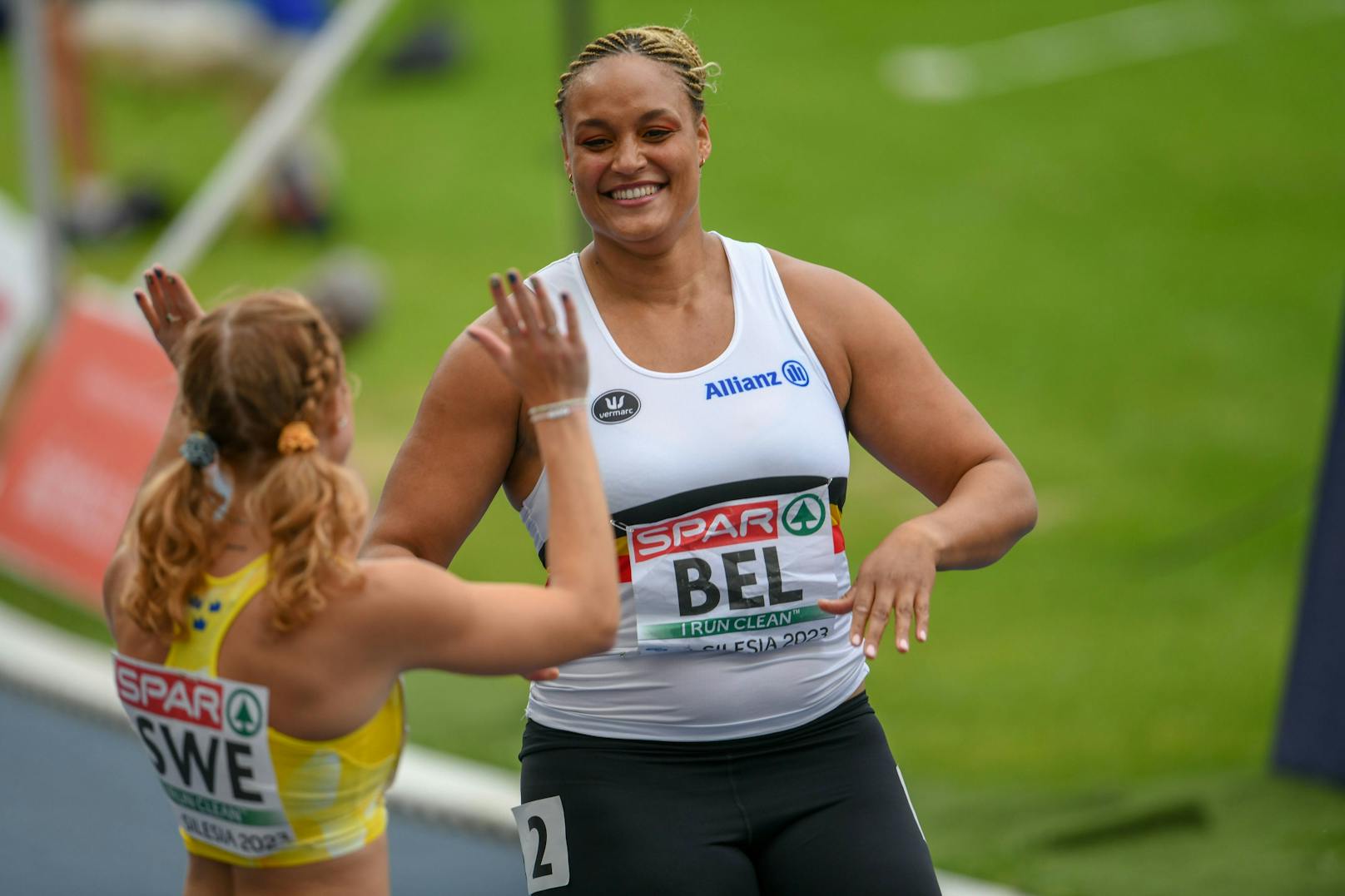 Die belgische Kugelstoßerin Jolien Maliga Boumkwo (29) startete am 24. Juni 2023 bei den European Games in Krakau beim 100-Meter-Hürdenlauf. Die Aufnahmen davon gingen viral. 