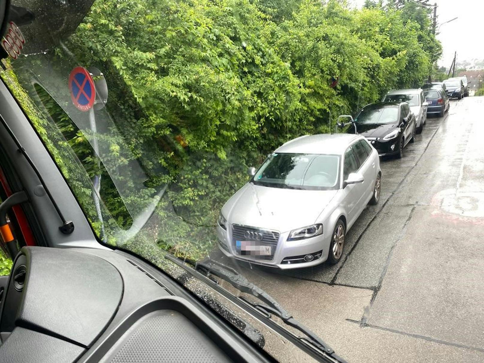 Der Wagen stand im Halteverbot, die Feuerwehr musste den Spiegel des Audi einklappen, um überhaupt eine Chance zu haben, an dem Auto vorbeizukommen.
