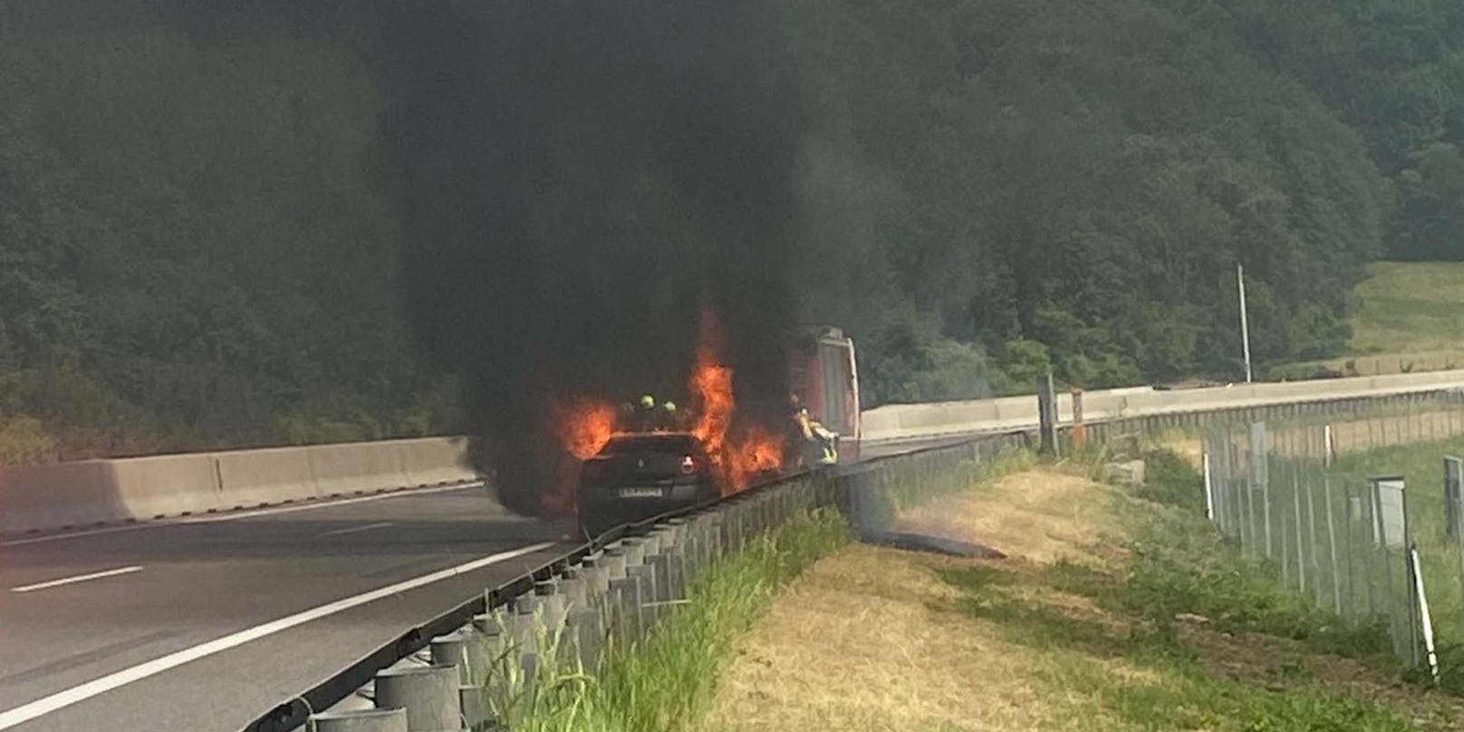 Zwei Fahrzeug-Insassen konnten das brennende Auto noch rechtzeitig verlassen.