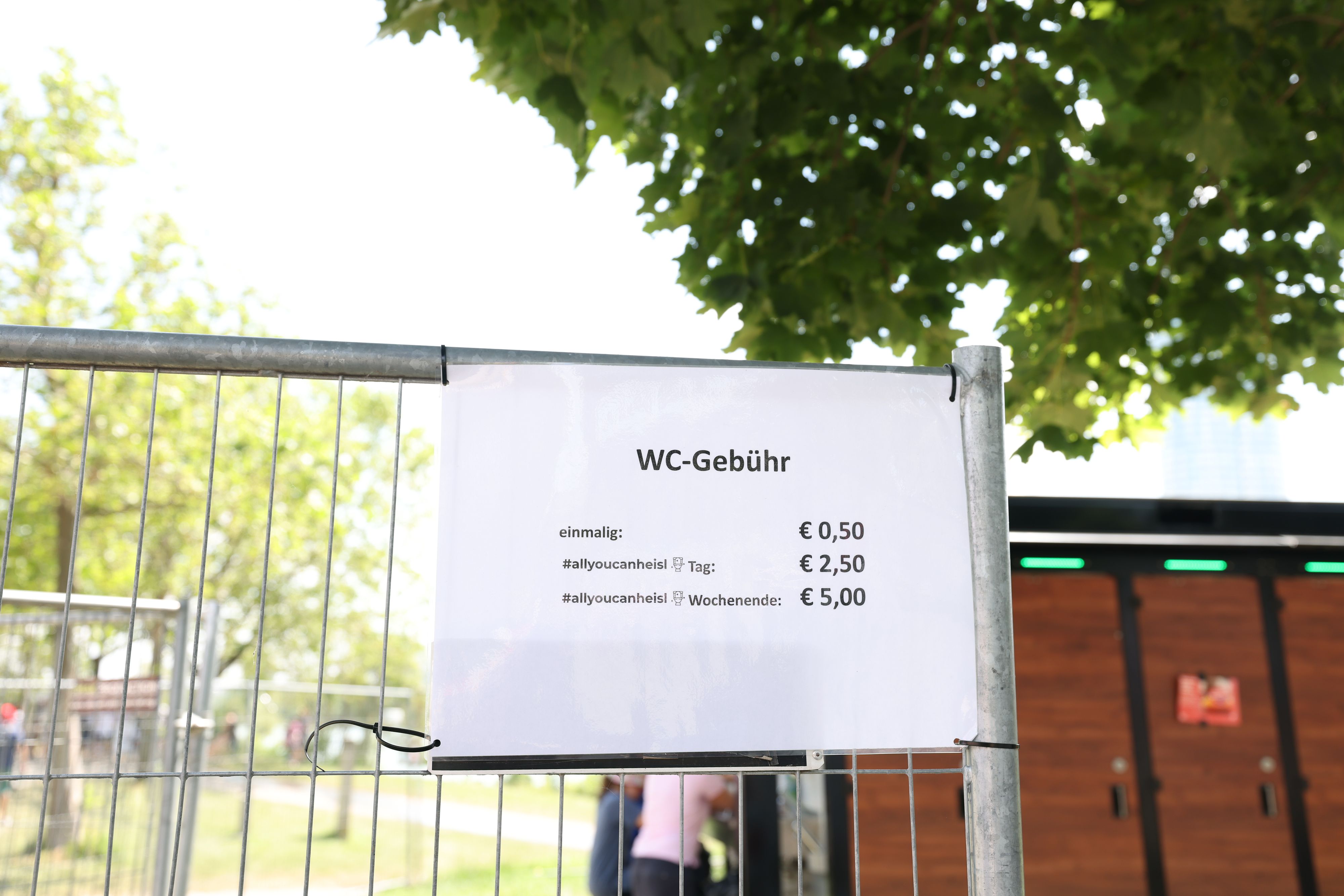 Dixie-Klos sind gratis, für WC-Container werden aber Klogebühren fällig.