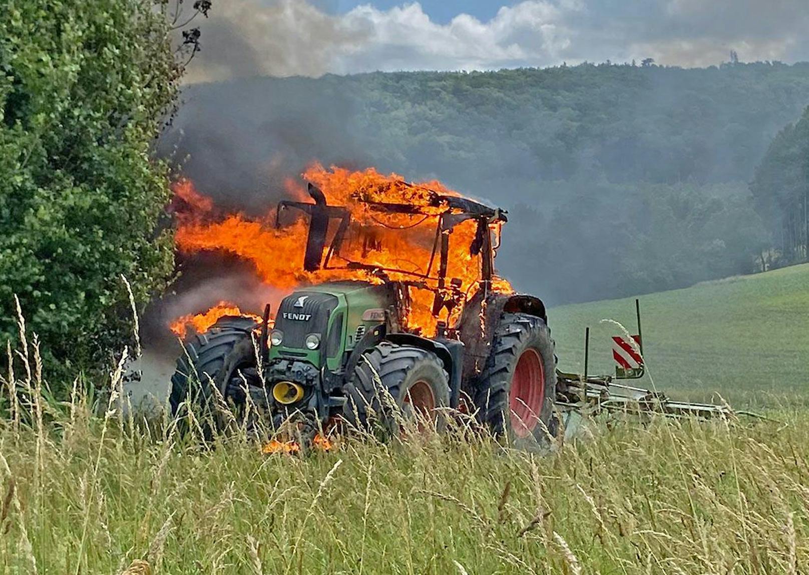 Batterie fing Feuer! Traktor ging in Flammen auf