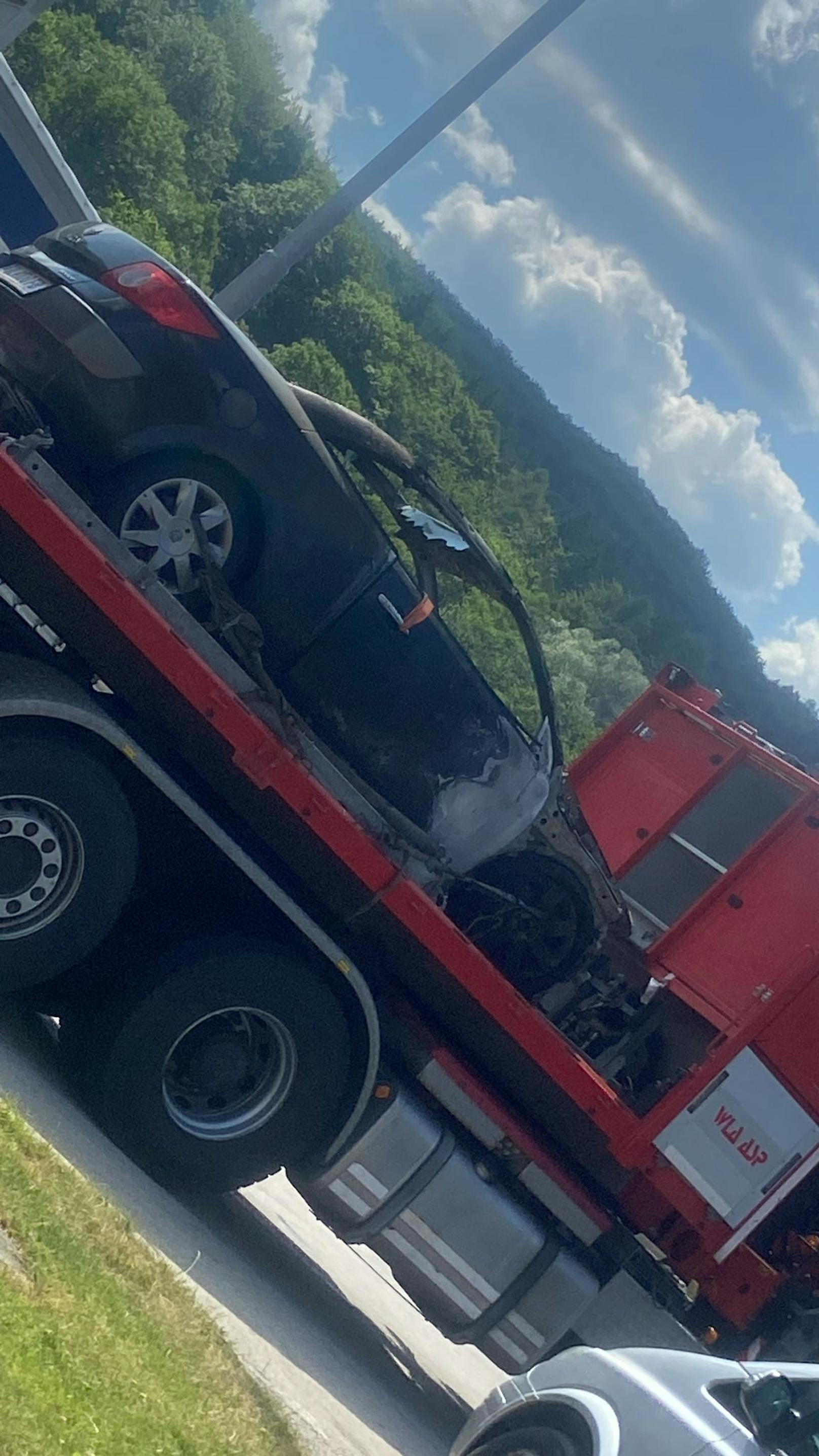 Die Feuerwehr entfernte das Fahrzeug von der Autobahn.