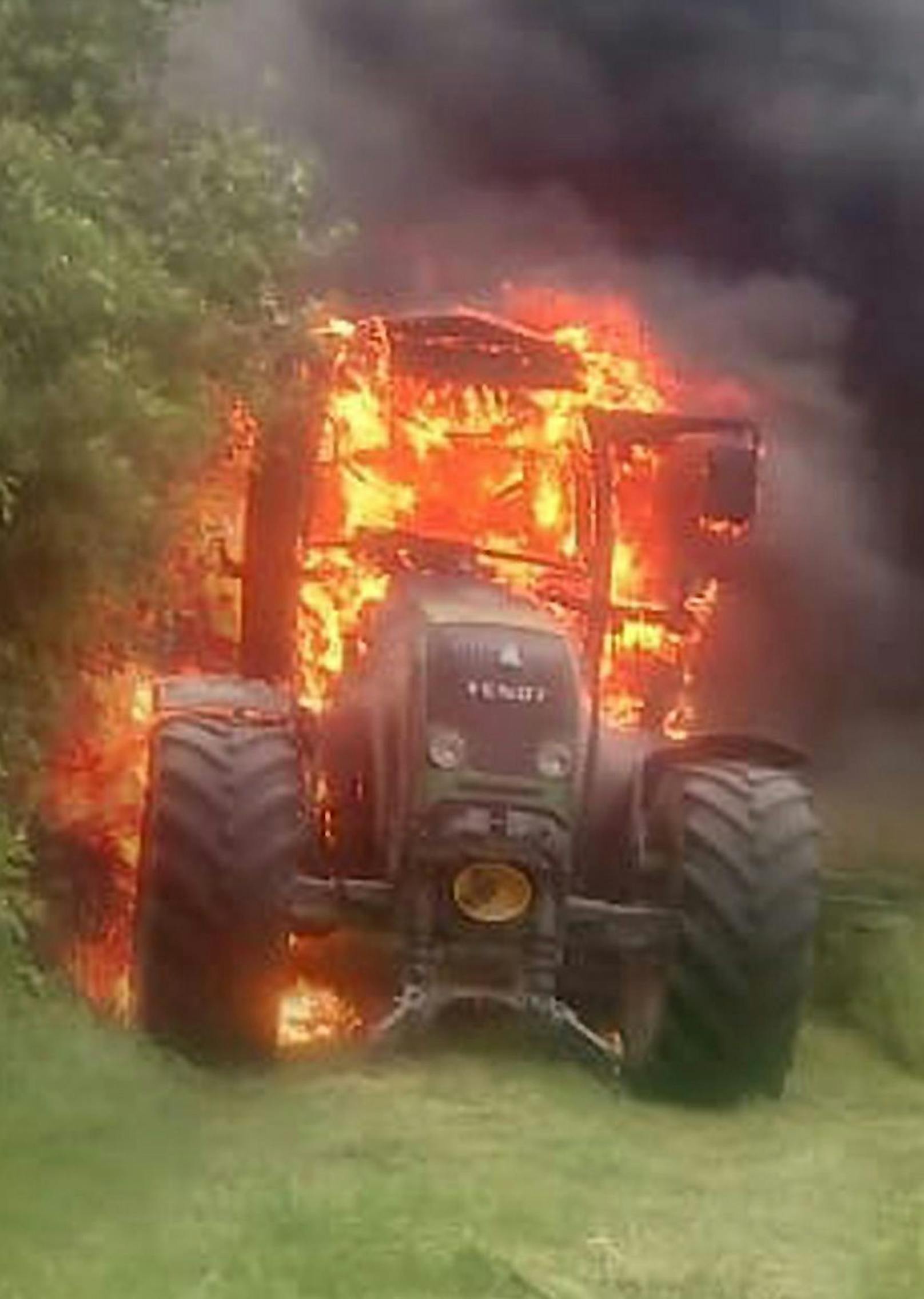 ... als ihm beim zusammenlegen des Anbaugerätes plötzlich eine Stichflamme entgegenschoss.