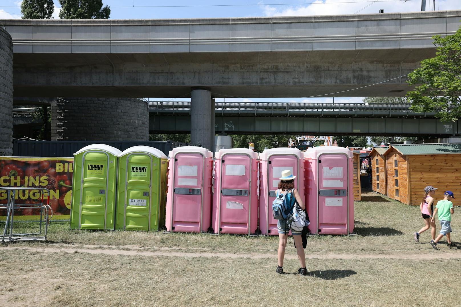 Übrigens: Die Dixi-Klos sind weiterhin gratis. Mit den Bändchen darf man aber zu den etwas "luxuriöseren" Festival Toiletten.