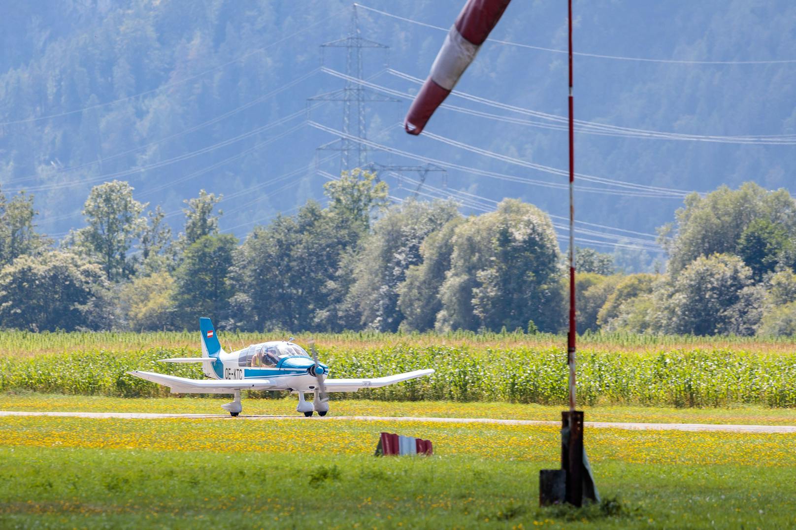 &nbsp;Einmotoriges Sportflugzeug, während der Landung am Flugplatz Lienz in Nikolsdorf, Osttirol. Archivbild. <a target="_blank" data-li-document-ref="100278271" href="https://www.heute.at/g/flugzeugabsturz-in-tirol-pilot-hatte-keine-chance-100278271">Eine ähnliche Maschine verunglückte hier am 25. Juni 2023</a>.