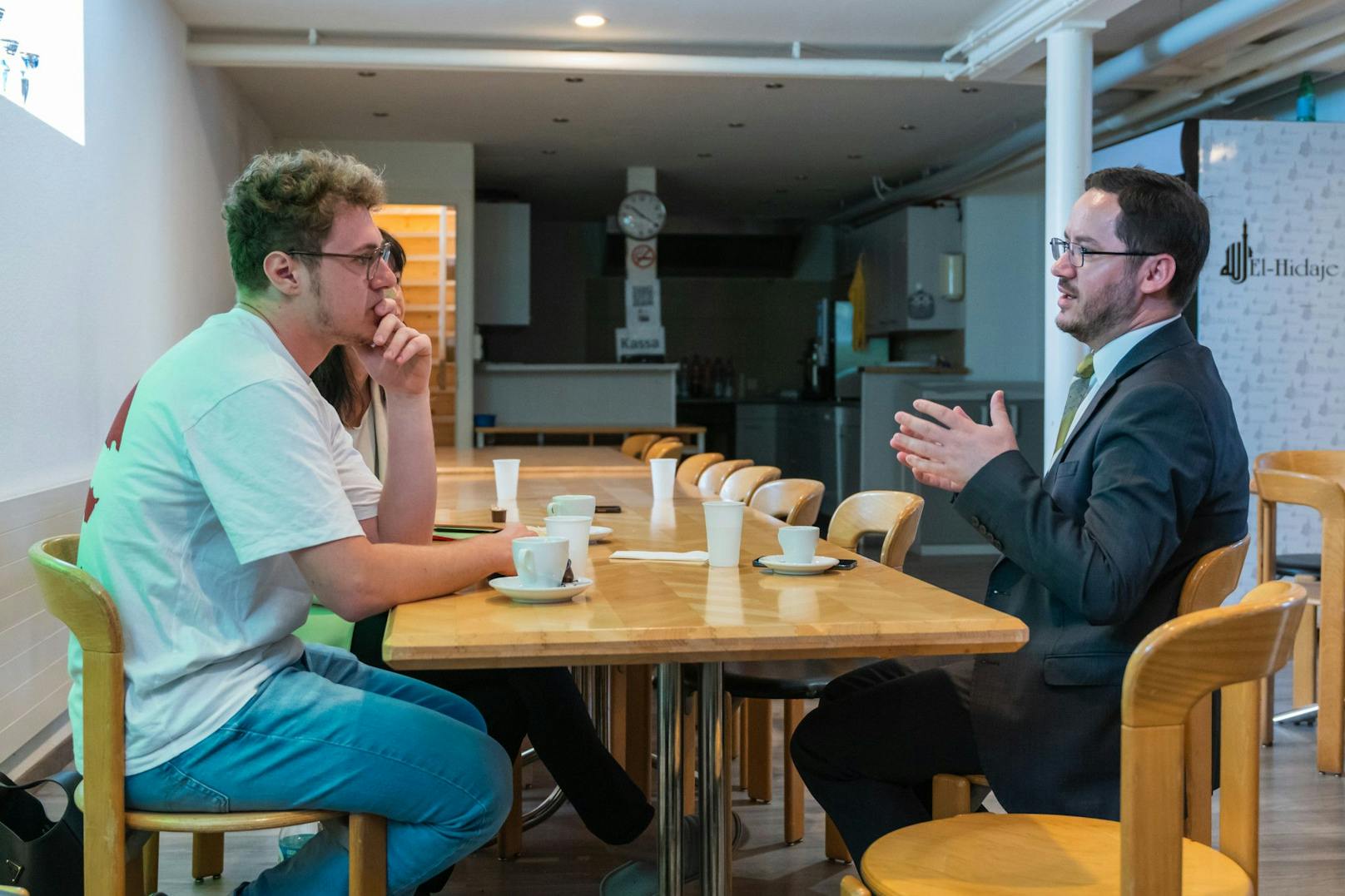 Mehas Alija kam nach der Ausbildung in die Schweiz und arbeitete zunächst bei einem Kettensägen-Hersteller. Nach einem Jahr wurde die Imam-Stelle in St. Gallen Winkeln frei. Im Bild: Die Cafeteria im Untergeschoss der Moschee.