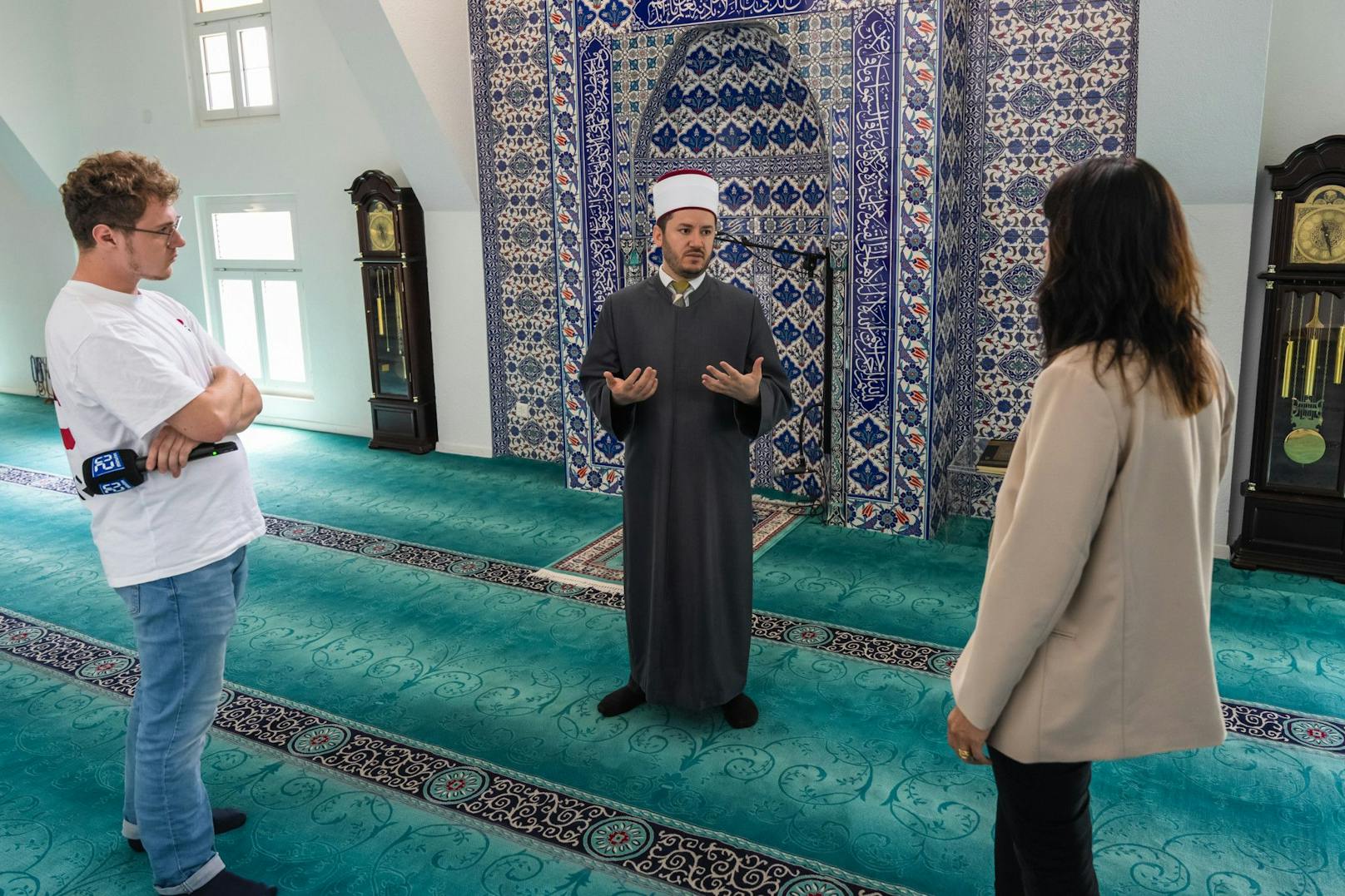 Die Aufgaben des Imams sind unter anderem: Predigten und Gebete halten, Leute beraten, Seelsorge, Koranunterricht erteilen. Der Gebetsraum in der Moschee "El-Hidaje".