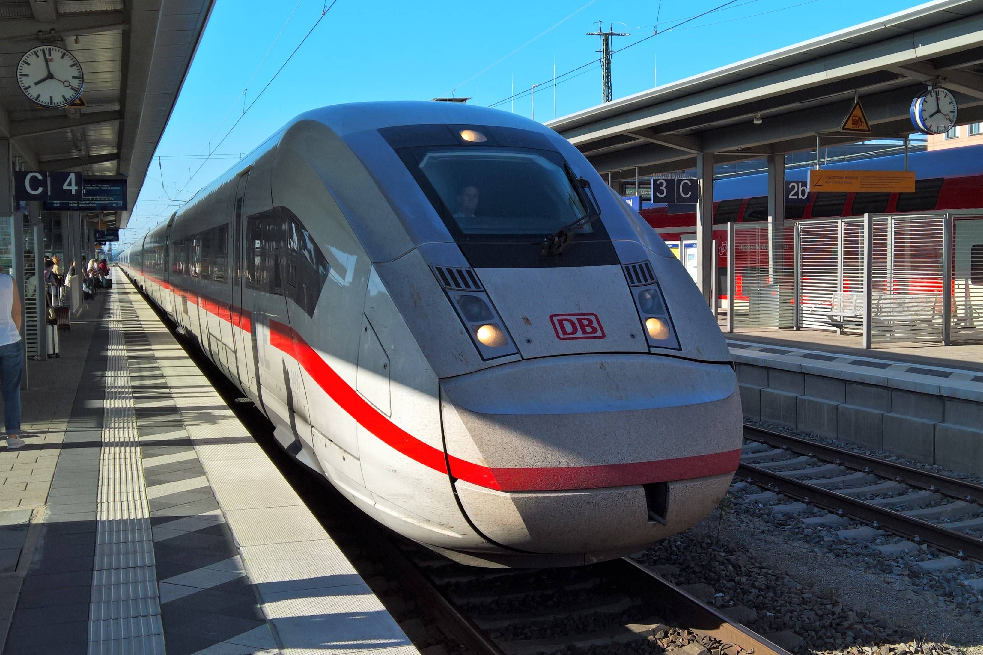 Der ICE steckte über drei Stunden im Tunnel in Hadersdorf fest. (Symbolbild)