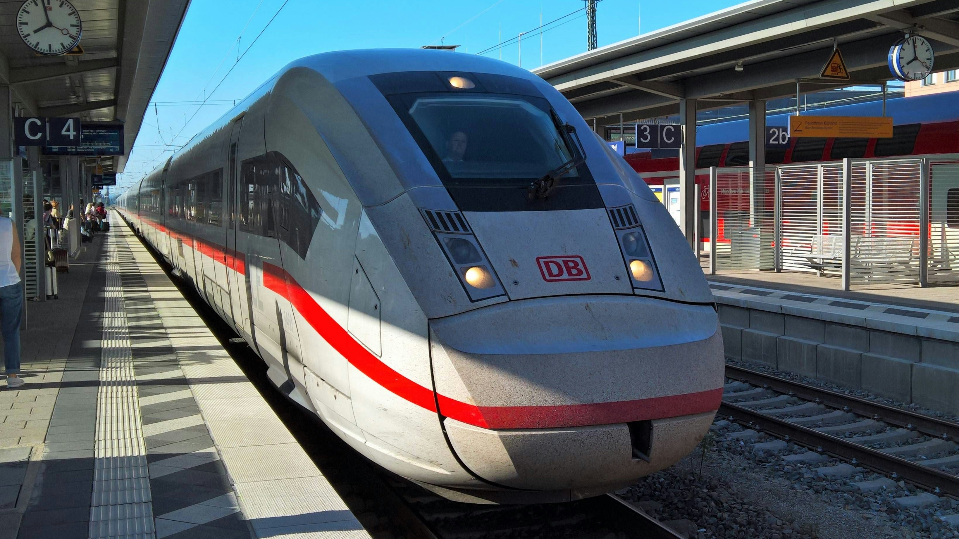 Heute.at - ICE steckt vor Wien im Tunnel fest! Zug wird evakuiert