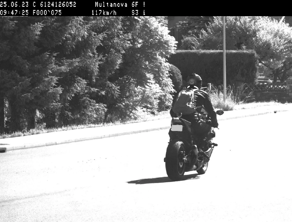 Der Motorradfahrer war mit massiv erhöhter Geschwindigkeit unterwegs. Archiv- und Symbolbild.&nbsp;