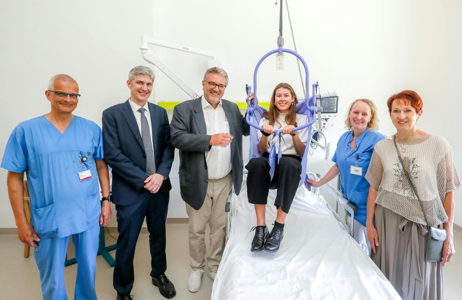 Gesundheitsstadtrat Peter Hacker (3.v.l.) und der ärztliche Direktor der Klinik Hietzing, Wolfgang Huf sowie Pflegedirektorin Astrid Engelbrecht (re.) eröffneten den neuen Pavillon.