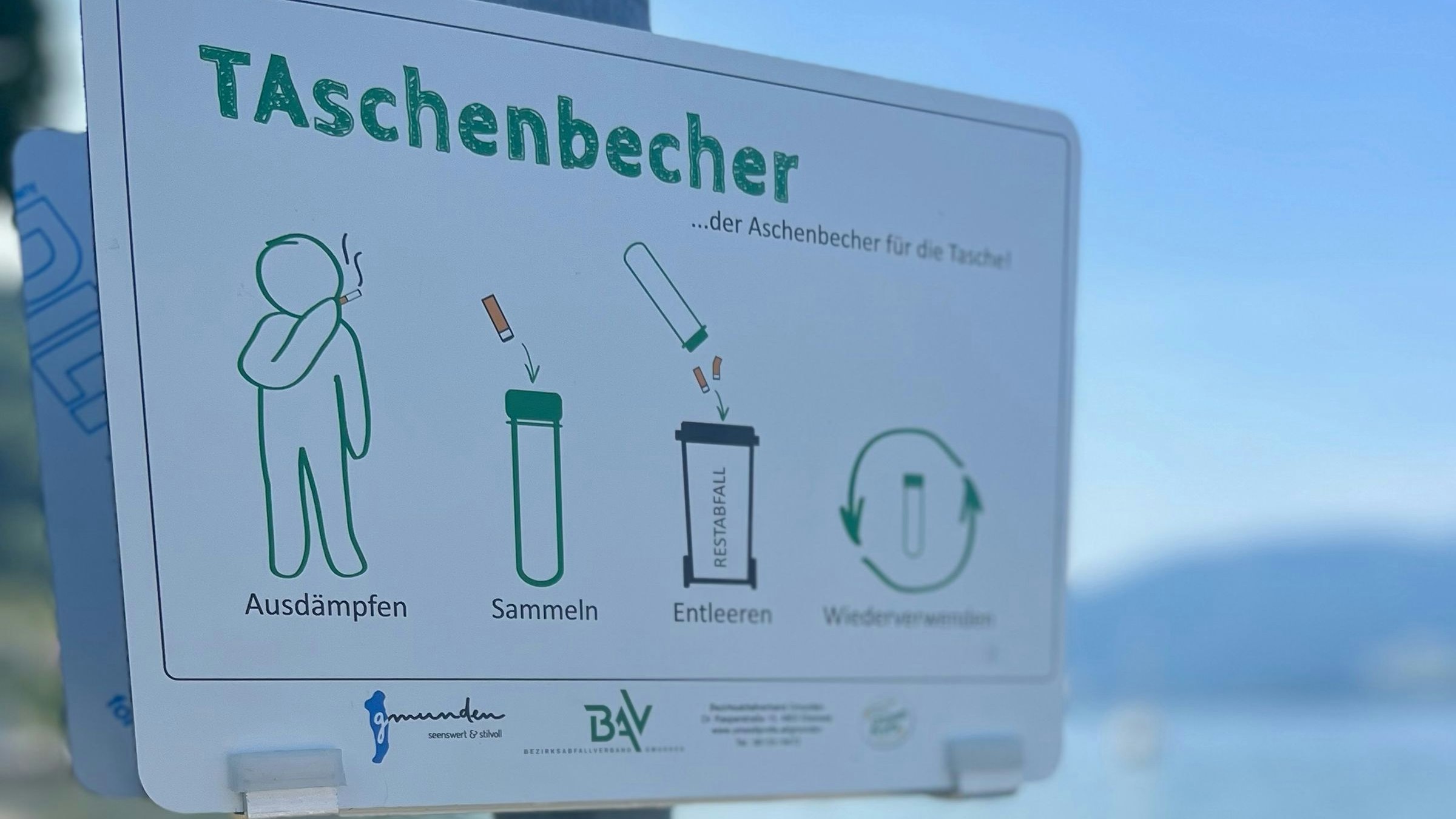 An Badeplätzen in Gmunden findet man die Gratis-Röhrchen. Auf einer Tafel wird erklärt, wie das System funktioniert.