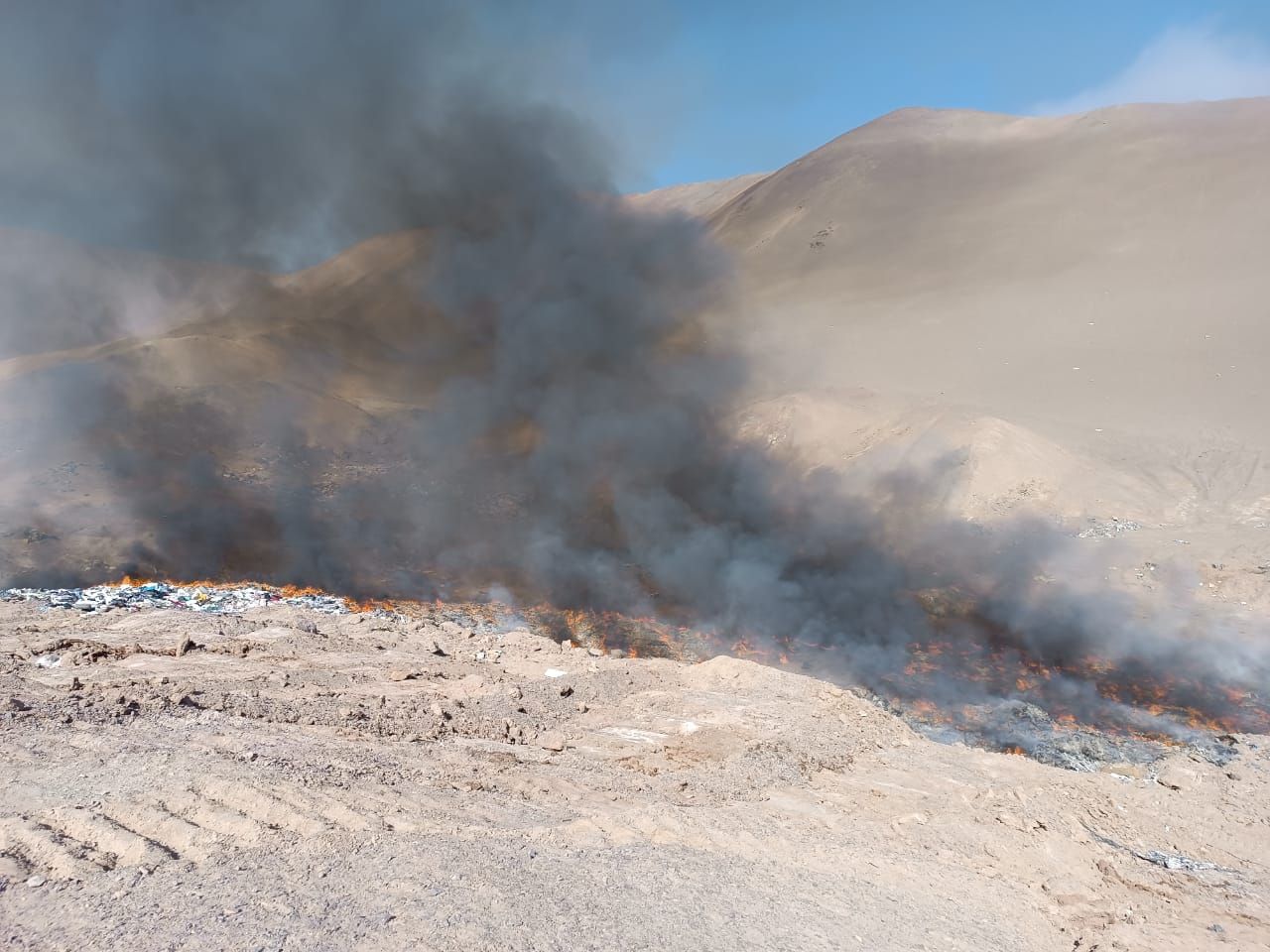 Durch das Verbrennen von Altkleidung werden auch Mikroplastik und Chemikalien freigesetzt.