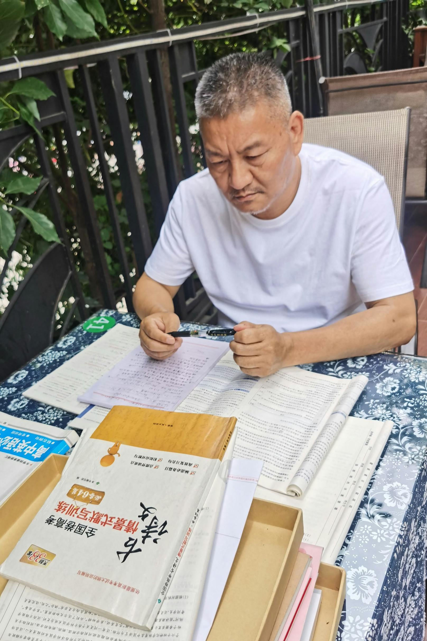 Liang Shi (63) ist am Boden zerstört, nachdem auch sein 27. Anlauf zur Aufnahme an der Uni erfolglos blieb.