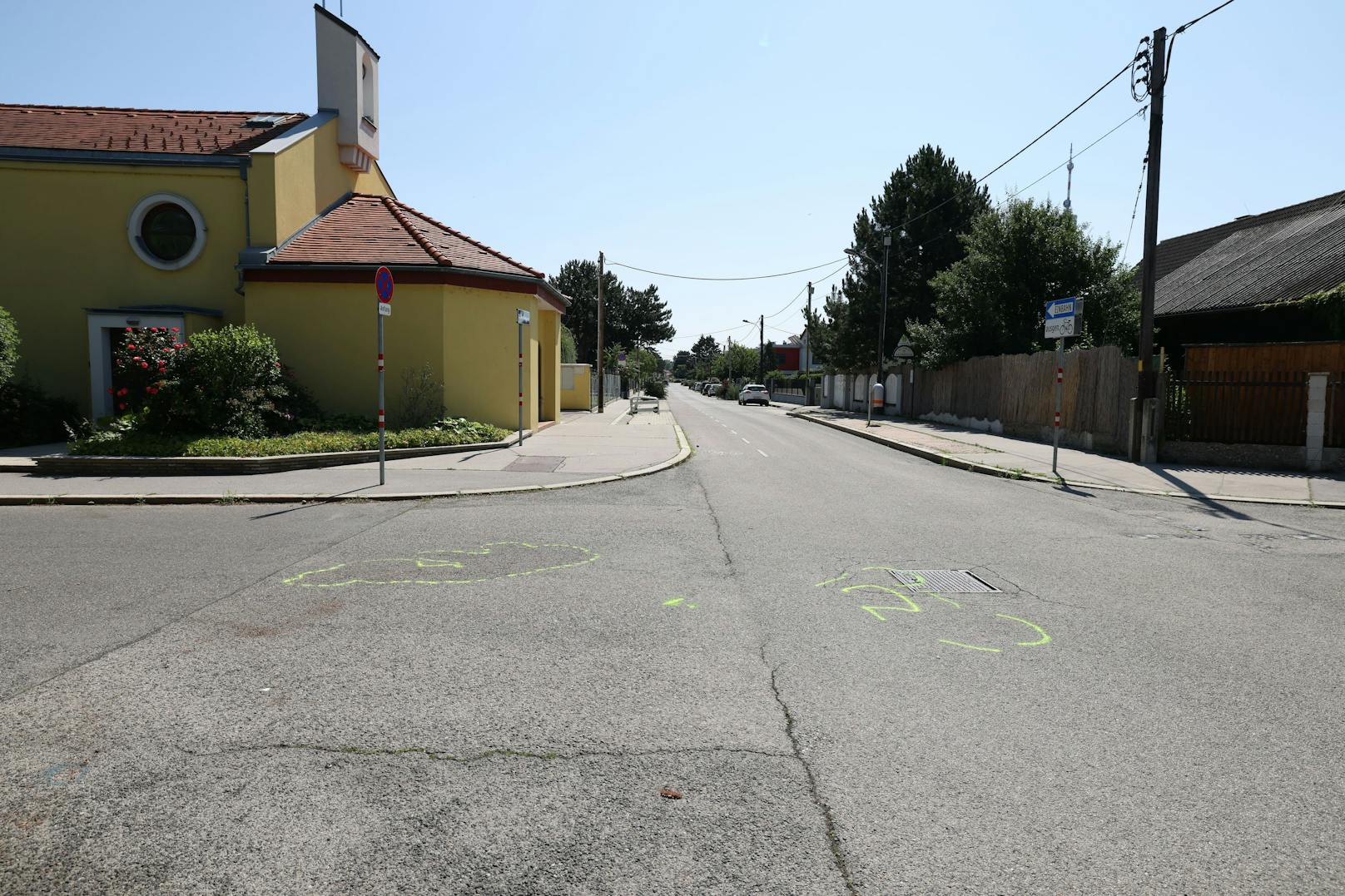 In Wien ist es am Wochenende zu einem tragischen Verkehrsunfall gekommen. Eine Mofa-Lenkerin wurde von einem Auto erfasst – sie hatte keine Chance.