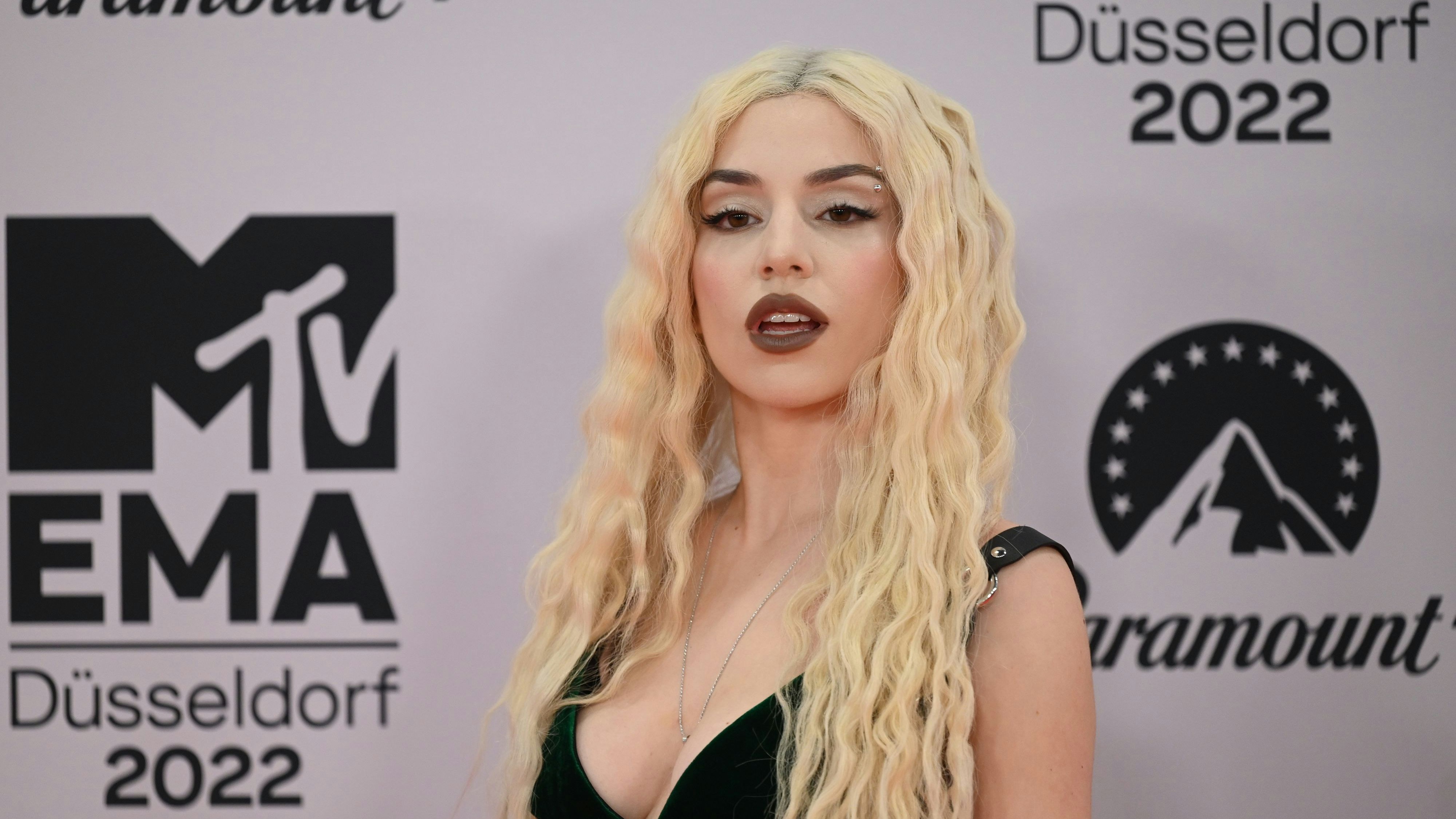 Download von www.picturedesk.com am 26.06.2023 (18:50).  13 November 2022, North Rhine-Westphalia, Duesseldorf: Ava Max arrives for the MTV Europe Music Awards at the PSD Bank Dome. The awards are presented by the music channel MTV. Photo: Henning Kaiser/dpa - 20221113_PD13582 - Rechteinfo: Rights Managed (RM)