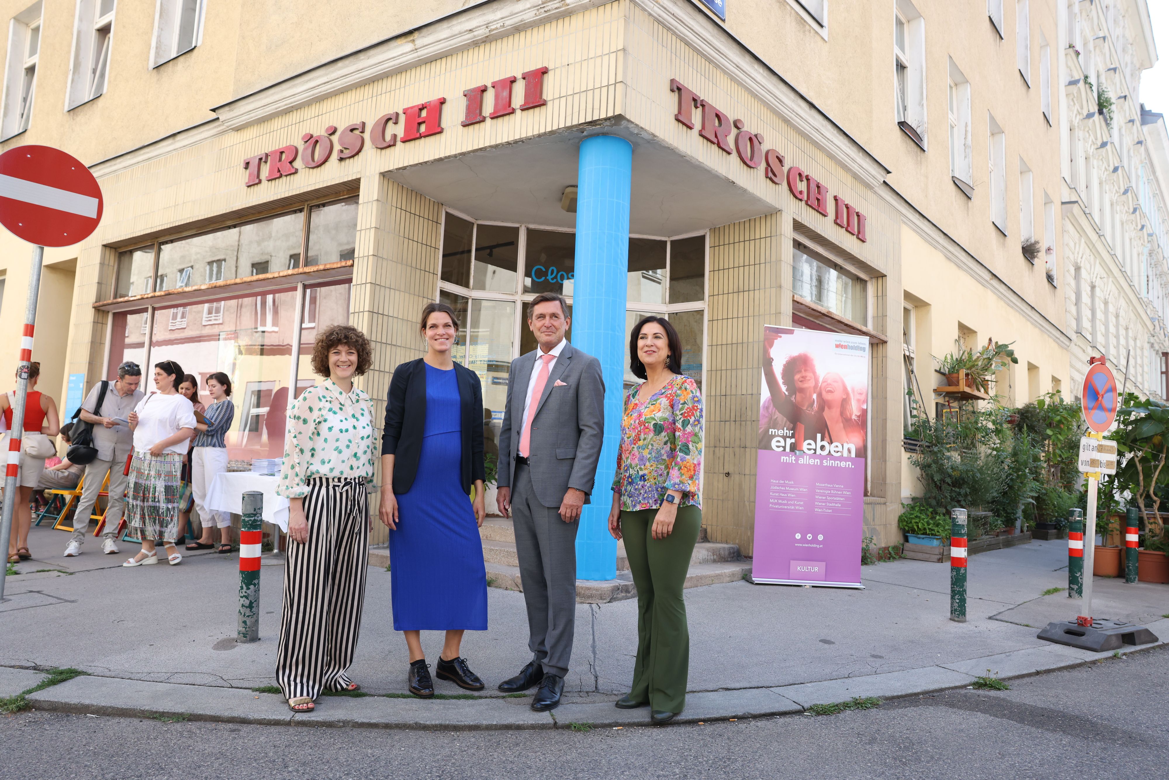 Die beiden Ausstellungskuratorinnen Barbara Horvath und Sophie Haslinger, Wirtschaftsstadtrat Peter Hanke (SPÖ) und Kunst Haus Wien Direktorin Gerline Riedl (v.l.n.r.) bei der Eröffnung des Pop-Up Community Centers und der Ausstellung.&nbsp;