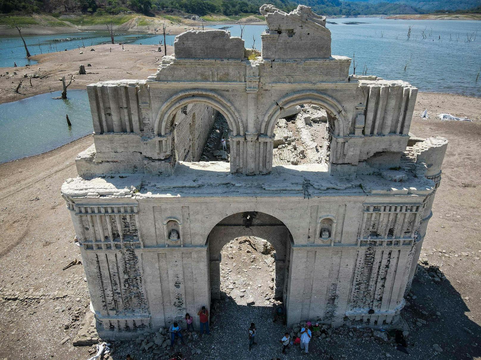 Wegen der extremen Hitzewelle in Mexiko sank der Pegel des Flusses Grijalva. Eine 400 Jahre alte Kirche tauchte nach 60 Jahren unter Wasser wieder auf.