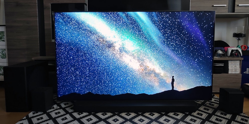 Der Samsung WN90C spielt in dunklen und halbdunklen Räumen seine vollen Stärken aus – im Bild mit der Soundbar Q930C.