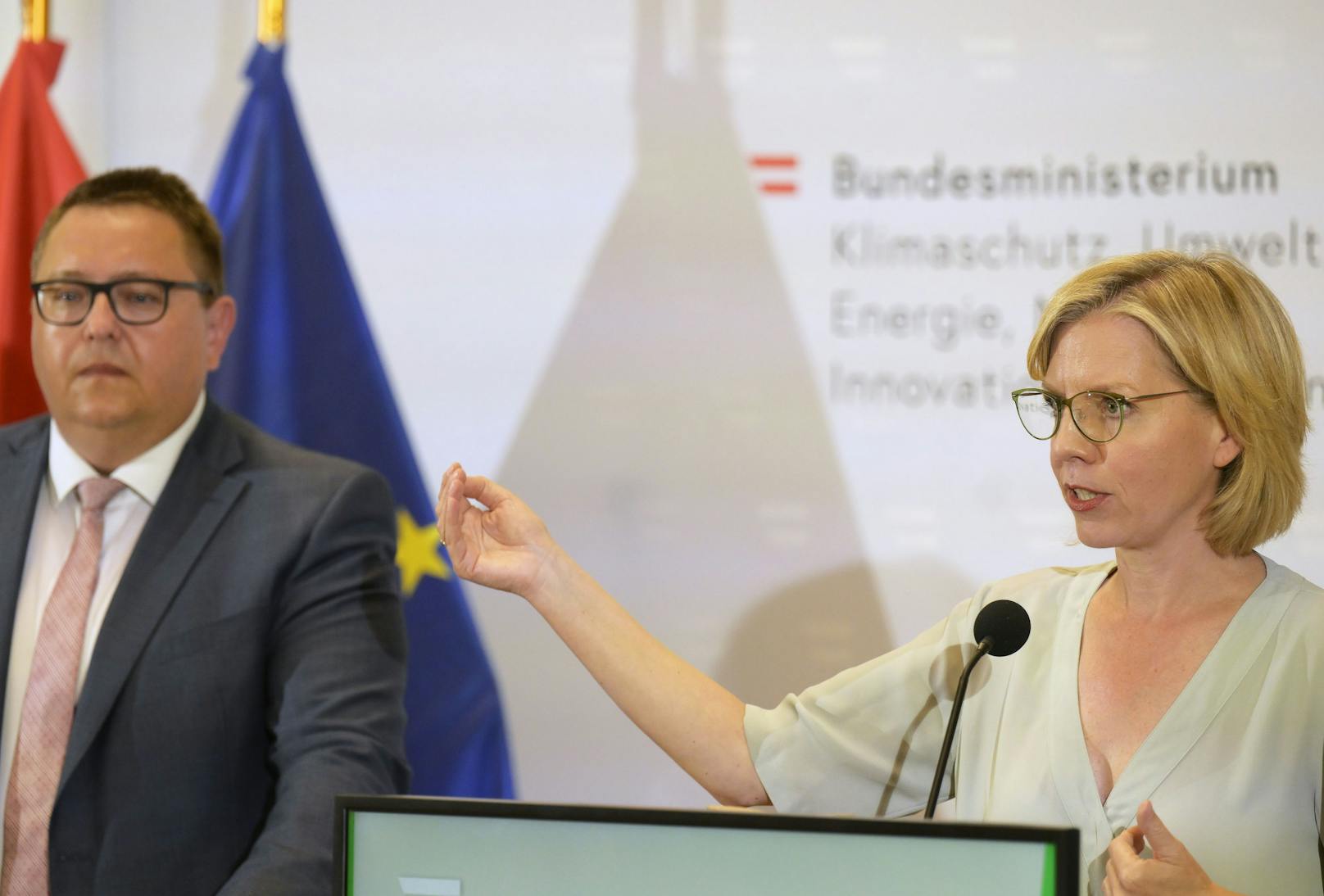 v.l.n.r.: Vorstand der Energie Steiermark AG Martin Graf, Energieministerin Leonore Gewessler.