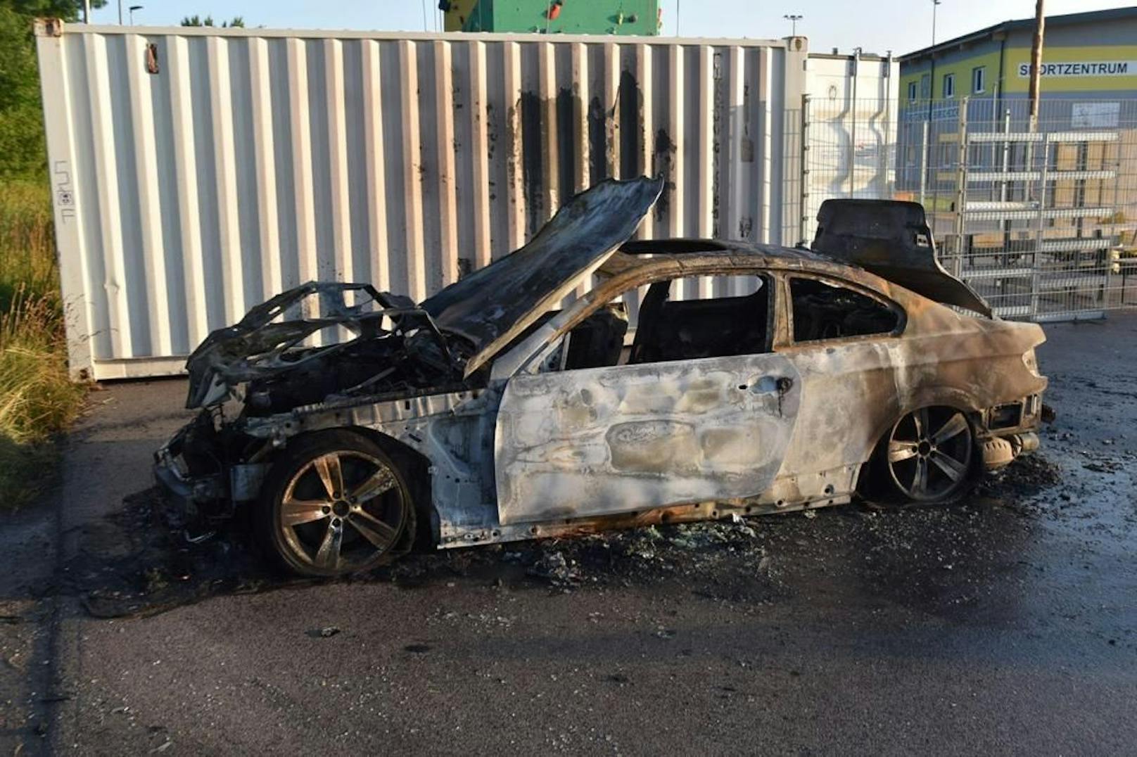 Der BMW ist völlig ausgebrannt.