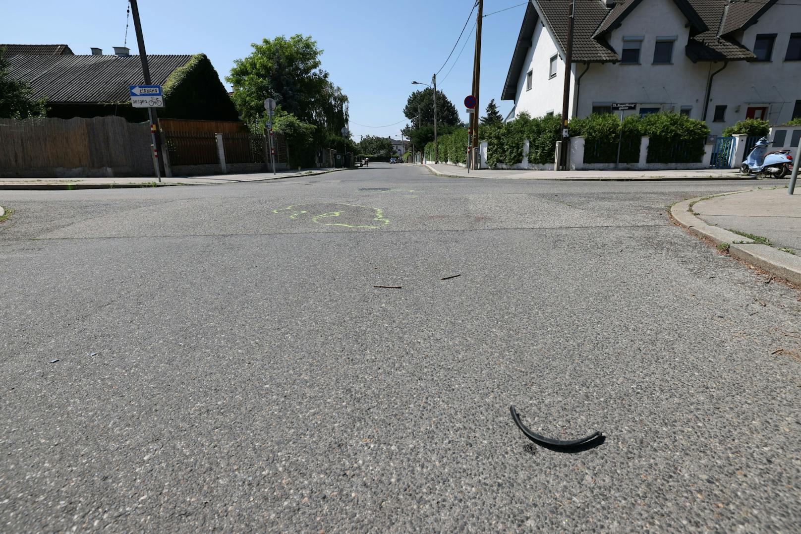 In Wien ist es am Wochenende zu einem tragischen Verkehrsunfall gekommen. Eine Mofa-Lenkerin wurde von einem Auto erfasst – sie hatte keine Chance.