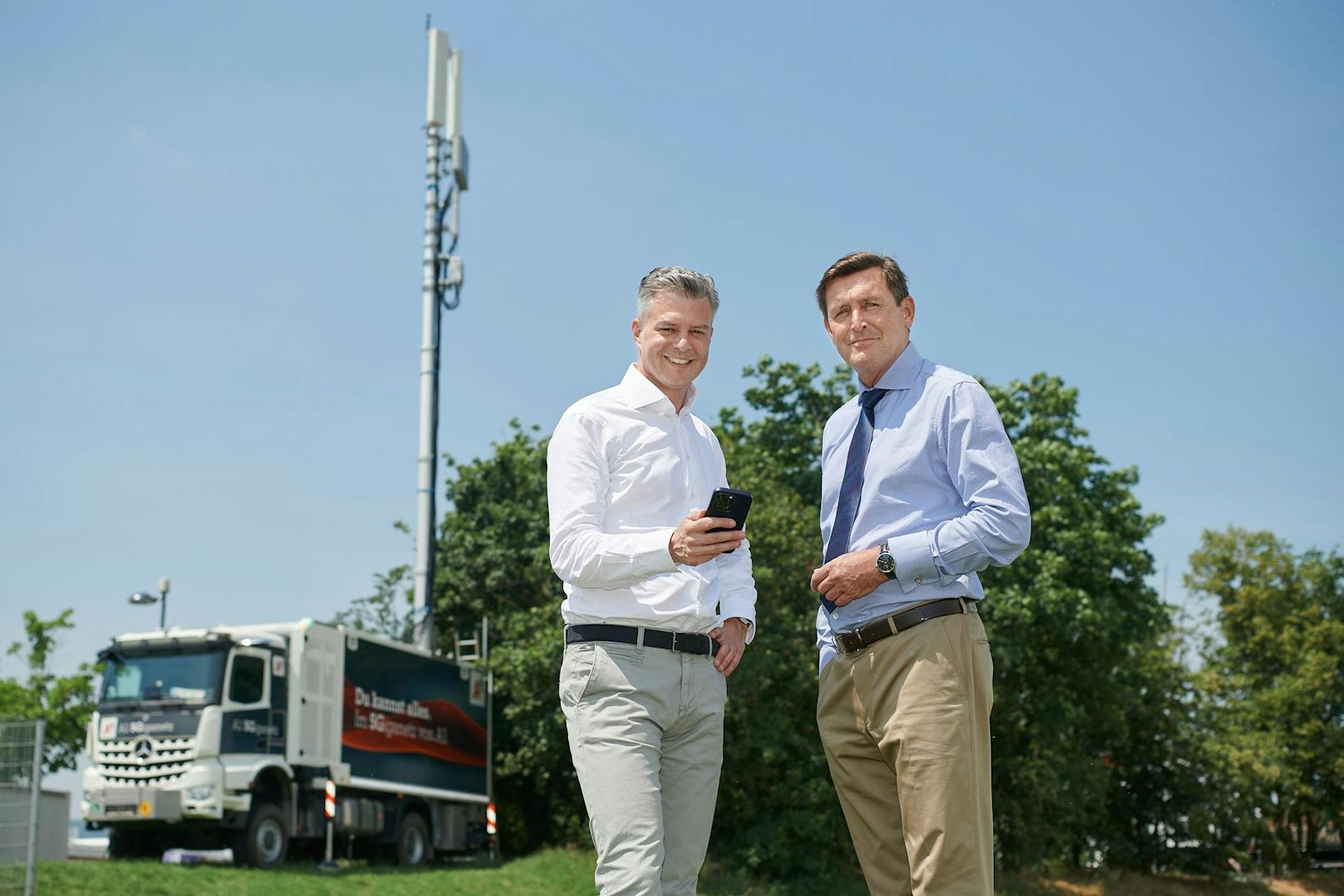 Beste 5G Verbindungen auf der Donauinsel: A1 CEO Thomas Arnoldner und Stadtrat Peter Hanke (v.l.n.r.) vor dem A1 5G Truck am Gelände von Europas größtem Musikfestival.