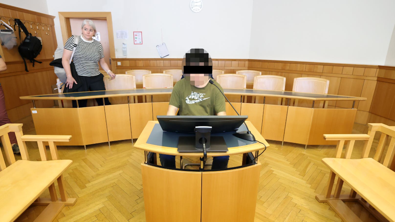 Der Verdächtige (18) vor Gericht in Wien.