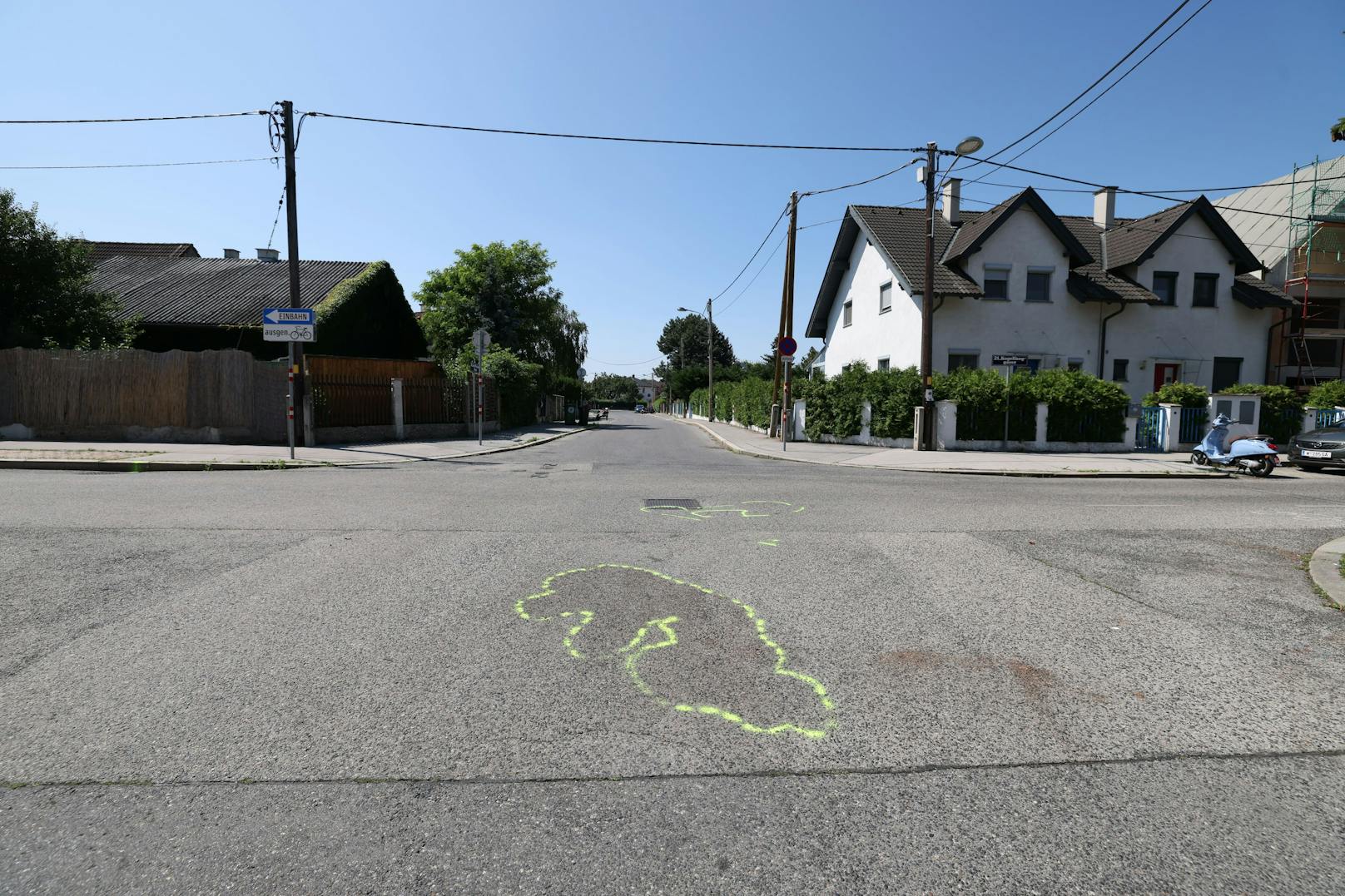 In Wien ist es am Wochenende zu einem tragischen Verkehrsunfall gekommen. Eine Mofa-Lenkerin wurde von einem Auto erfasst – sie hatte keine Chance.