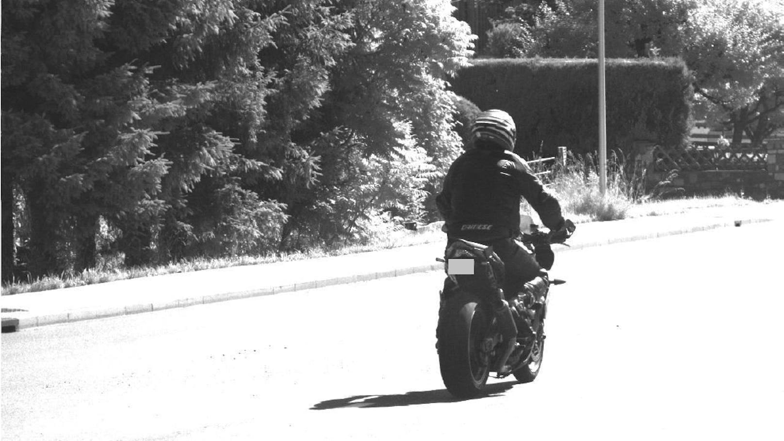 Biker beschleunigt vor Augen von Polizei auf Tempo 200